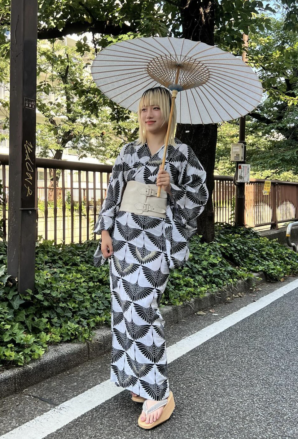 飛翔 ベージュ黒(誉田屋源兵衛):浴衣