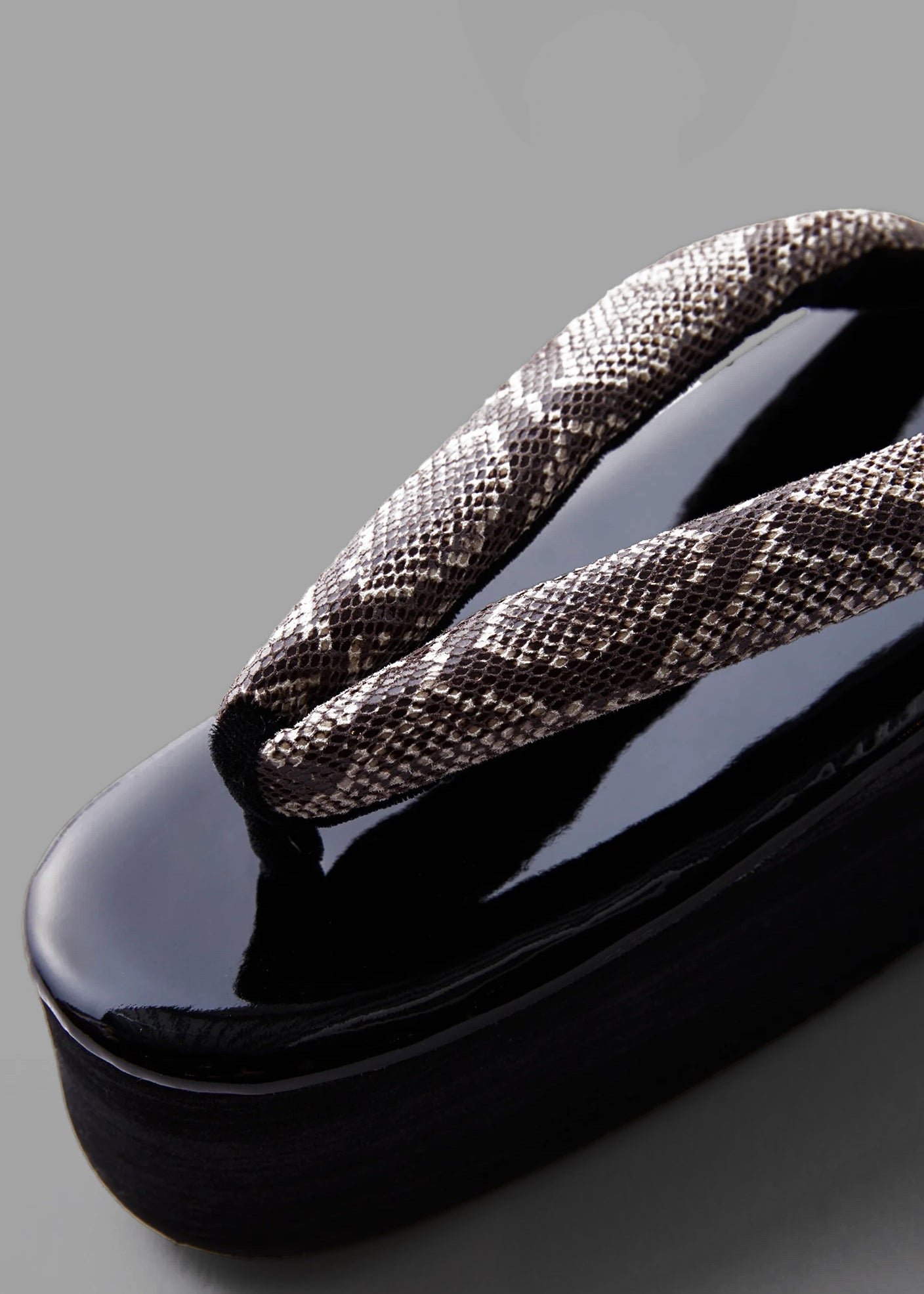 厚底草履 蛇(菱屋×KAPUKI):カレンブロッソ|草履