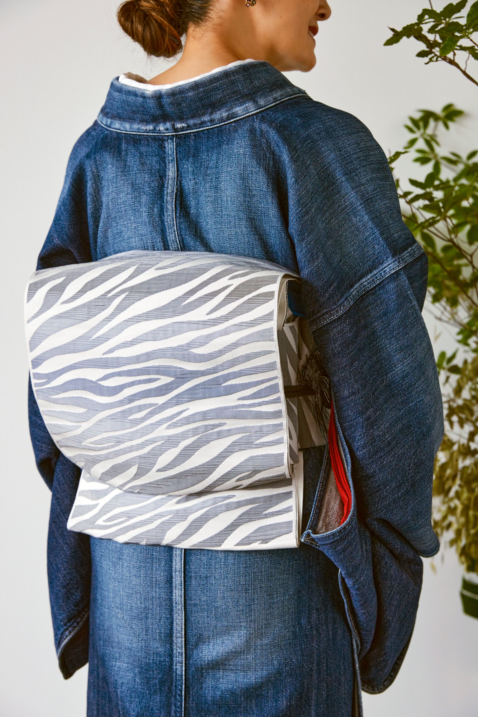 Matelasse Zebra White (Kuroki Orimono): Nagoya Obi | 8 Sun | Hakata Ori | Pure Silk (tailoring fee included)