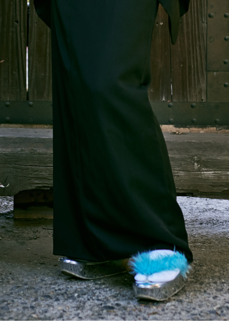 Silver enamel/blue fur (KODORI): sandals