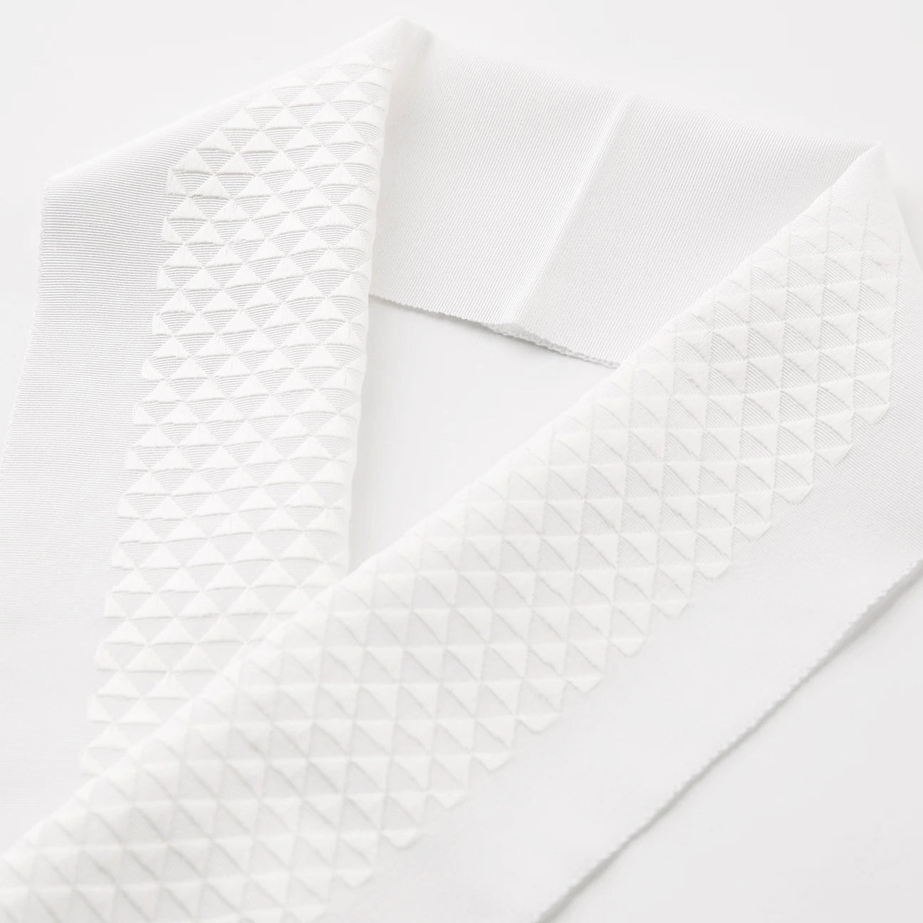 Half-collar embroidery "scales" white/white