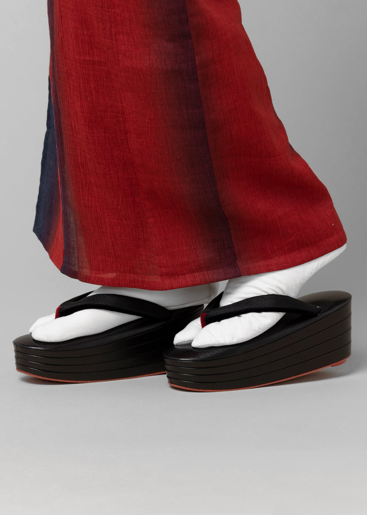 Cotton four-layer sandals with red sole and black (Japanese accessories Sakura x KAPUKI): Sandals | Distribution