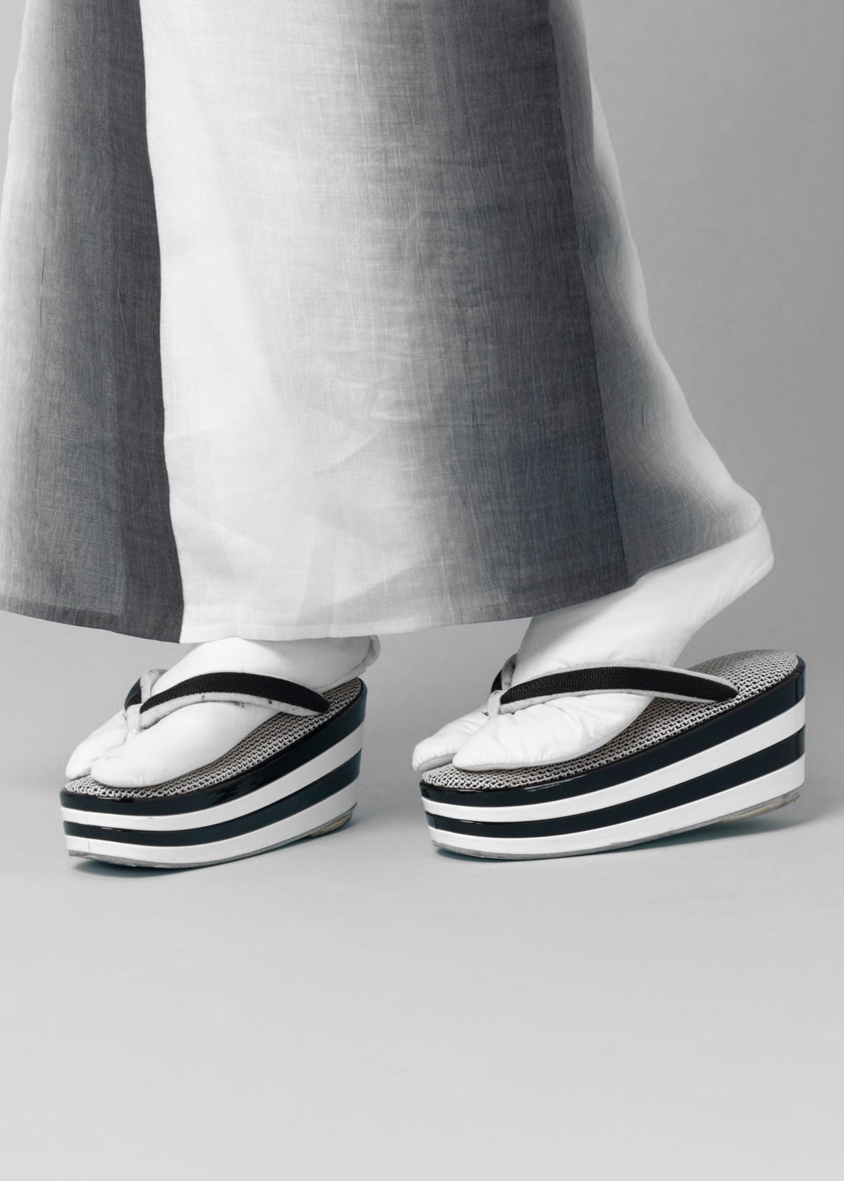 Silk four-layer sandals, paper yarn, black (Japanese accessories Sakura x KAPUKI): Sandals