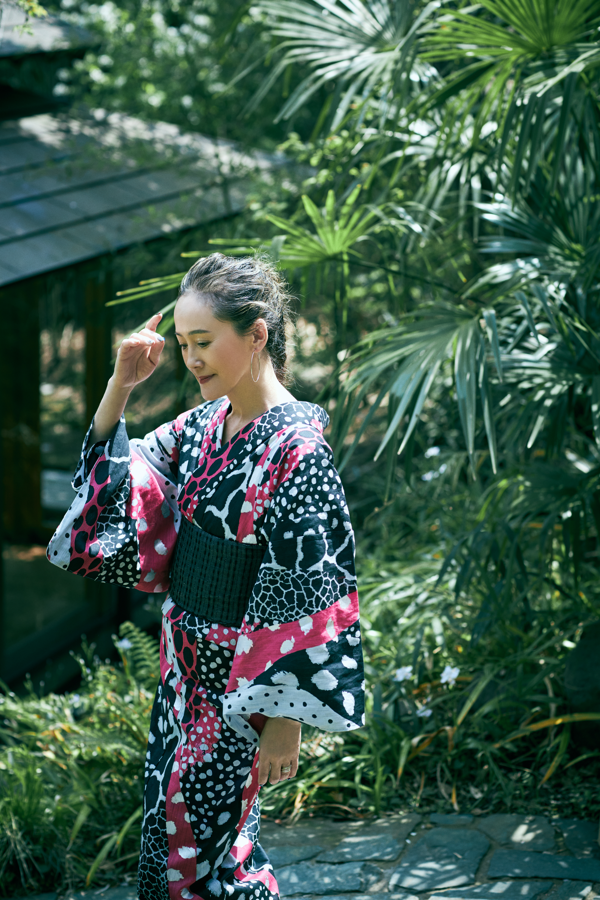 アンダルシア憧憬 黒ピンク箔(誉田屋源兵衛):浴衣