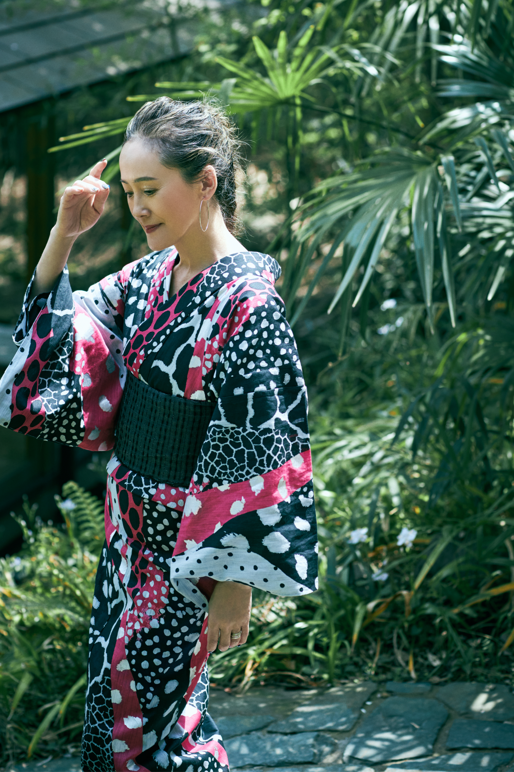 アンダルシア憧憬 黒ピンク箔(誉田屋源兵衛):浴衣 アンダルシア憧憬 黒ピンク箔(誉田屋源兵衛):浴衣