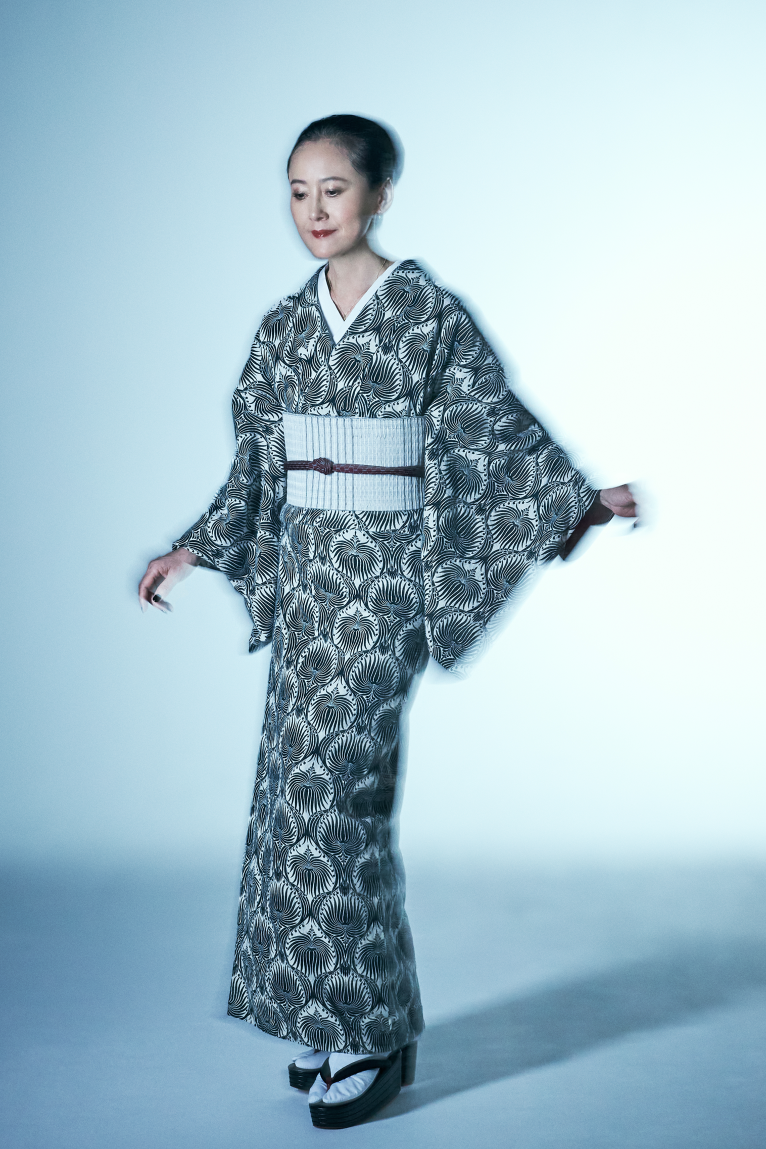 着物|小紋|麻世妙 アラベスク紋様 白×黒|誉田屋源兵衛|大麻布