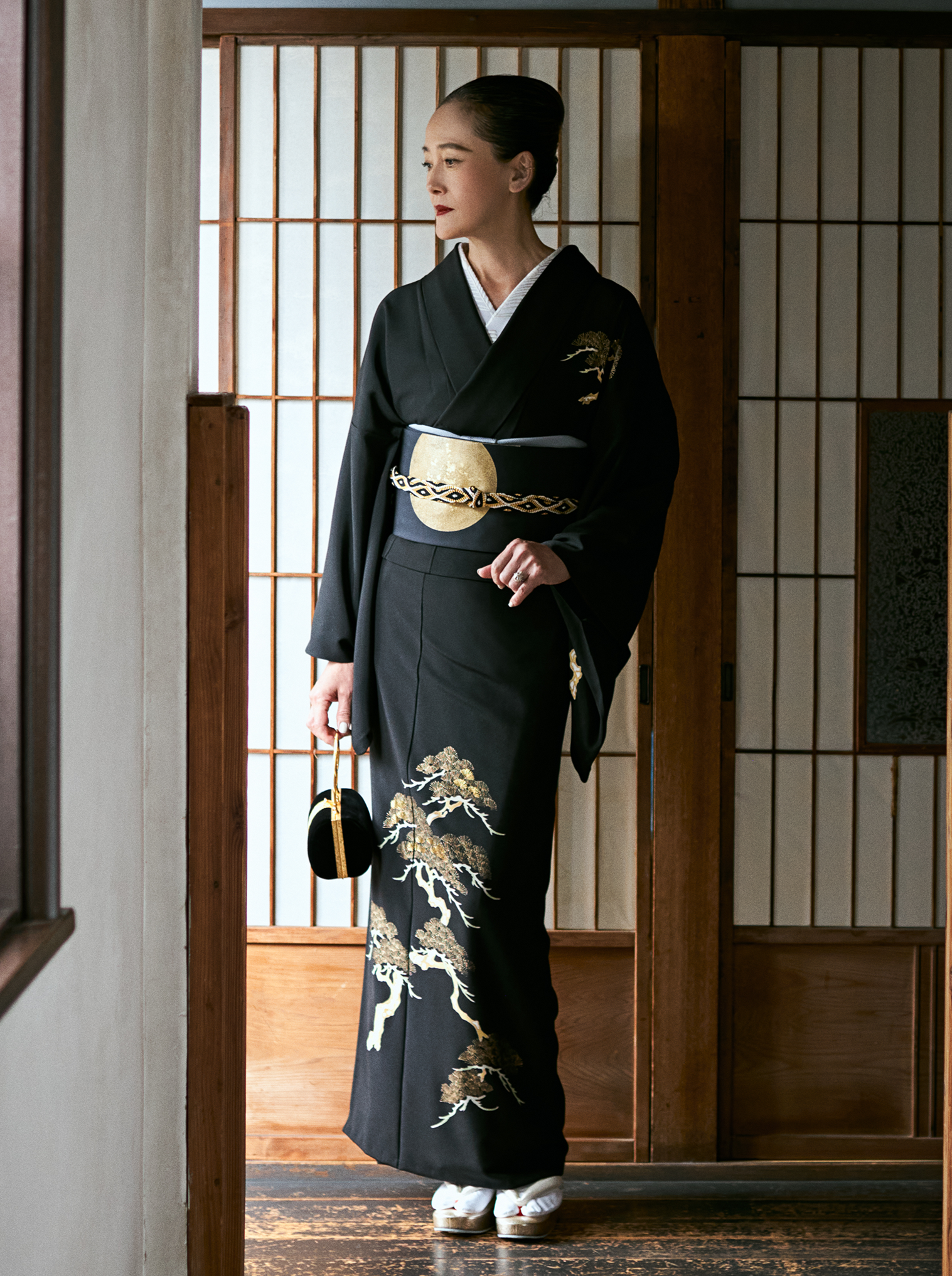 Black background line old pine tree (Seike): Tsukesage formal wear | Kyo-Yuzen | Gold leaf | Awase