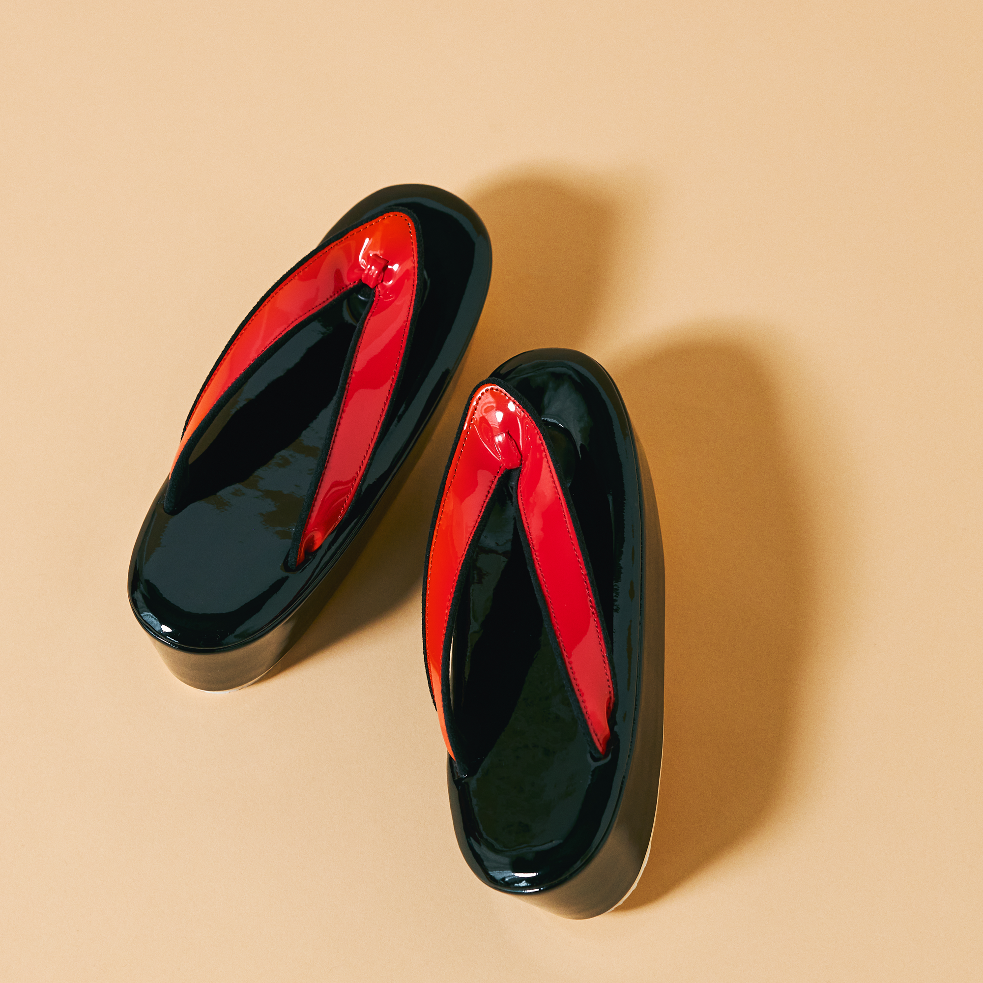 Black enamel/red piping (KODORI): sandals