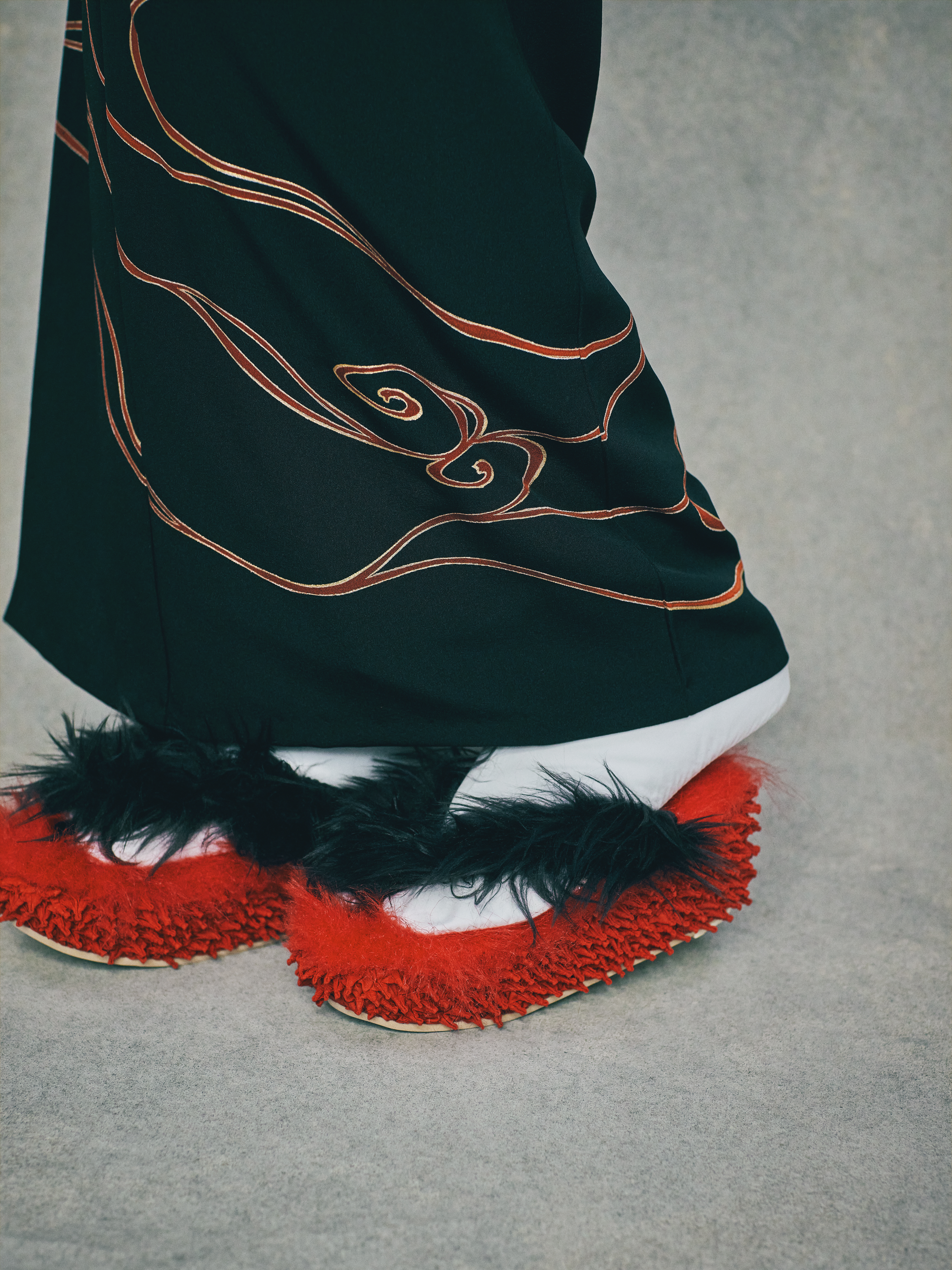 【受注生産】 草履|KODORI 赤絞り/フェイクファーレッド/フェイクファーブラック|祇園ない藤