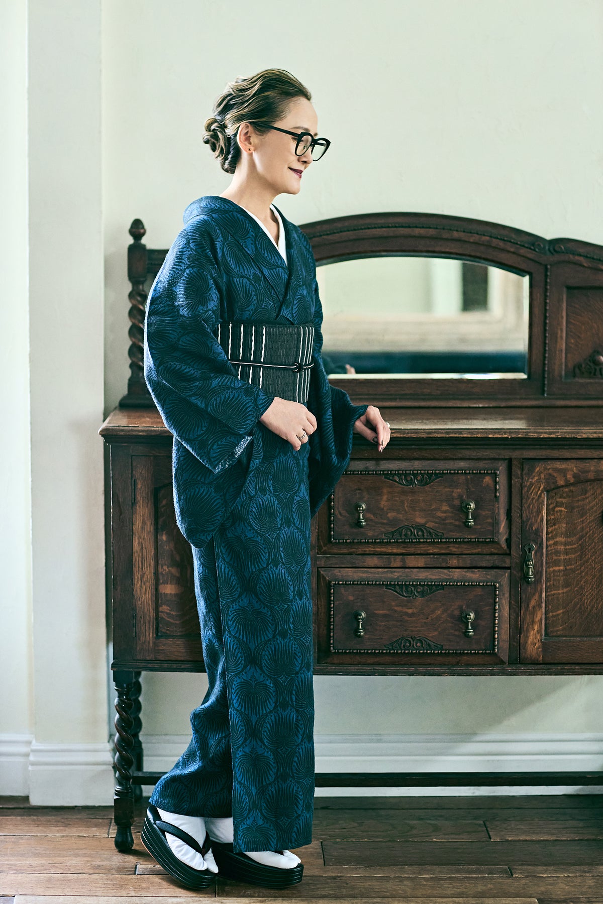 Asayo Arabesque Pattern Navy Blue and Black (Komutaya Genbei): Hemp Cloth | Kimono