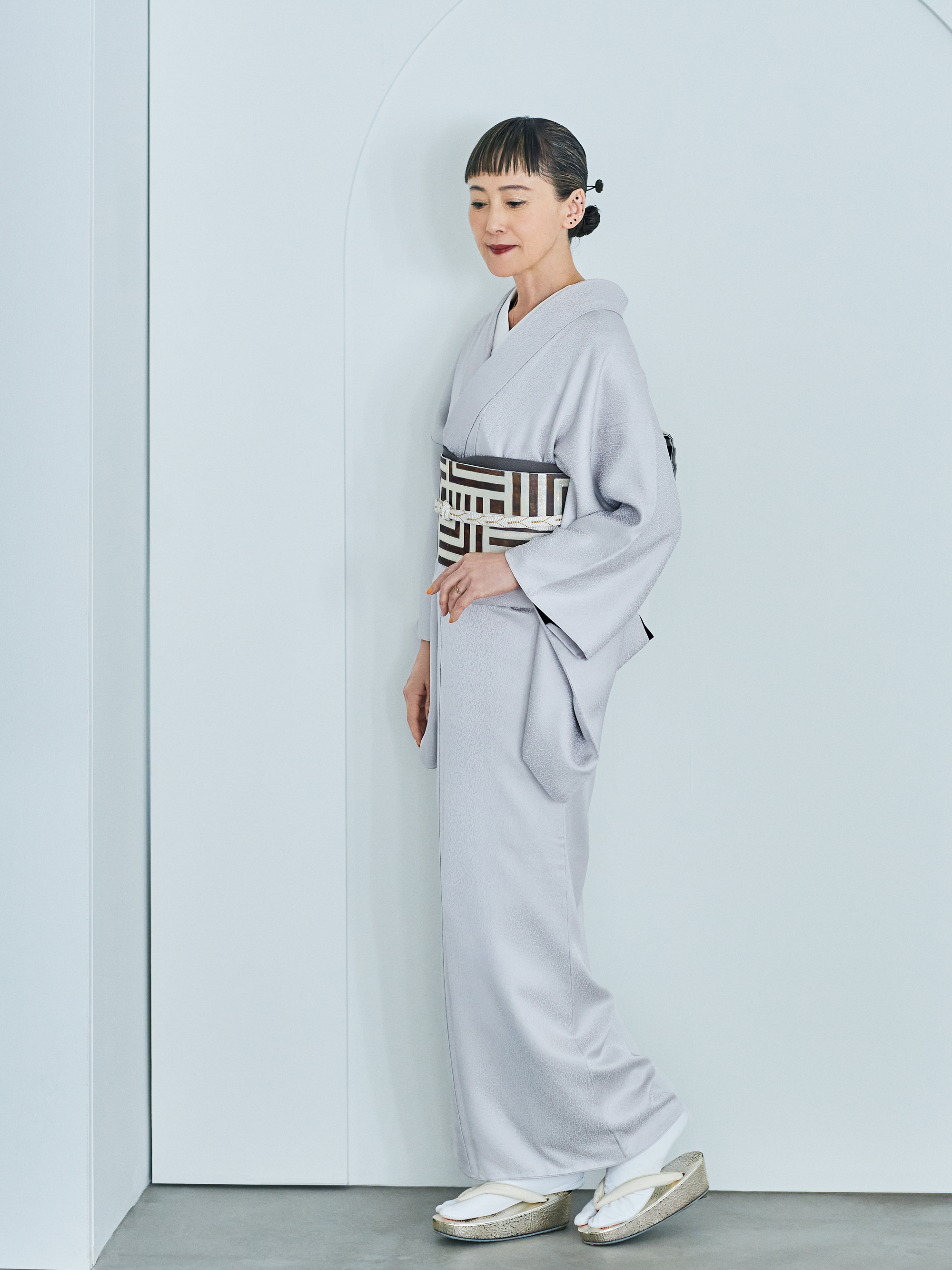 Solid-colored kimono with a standing wave dragon and arabesque pattern, gray (Komutaya Genbei): Kimono