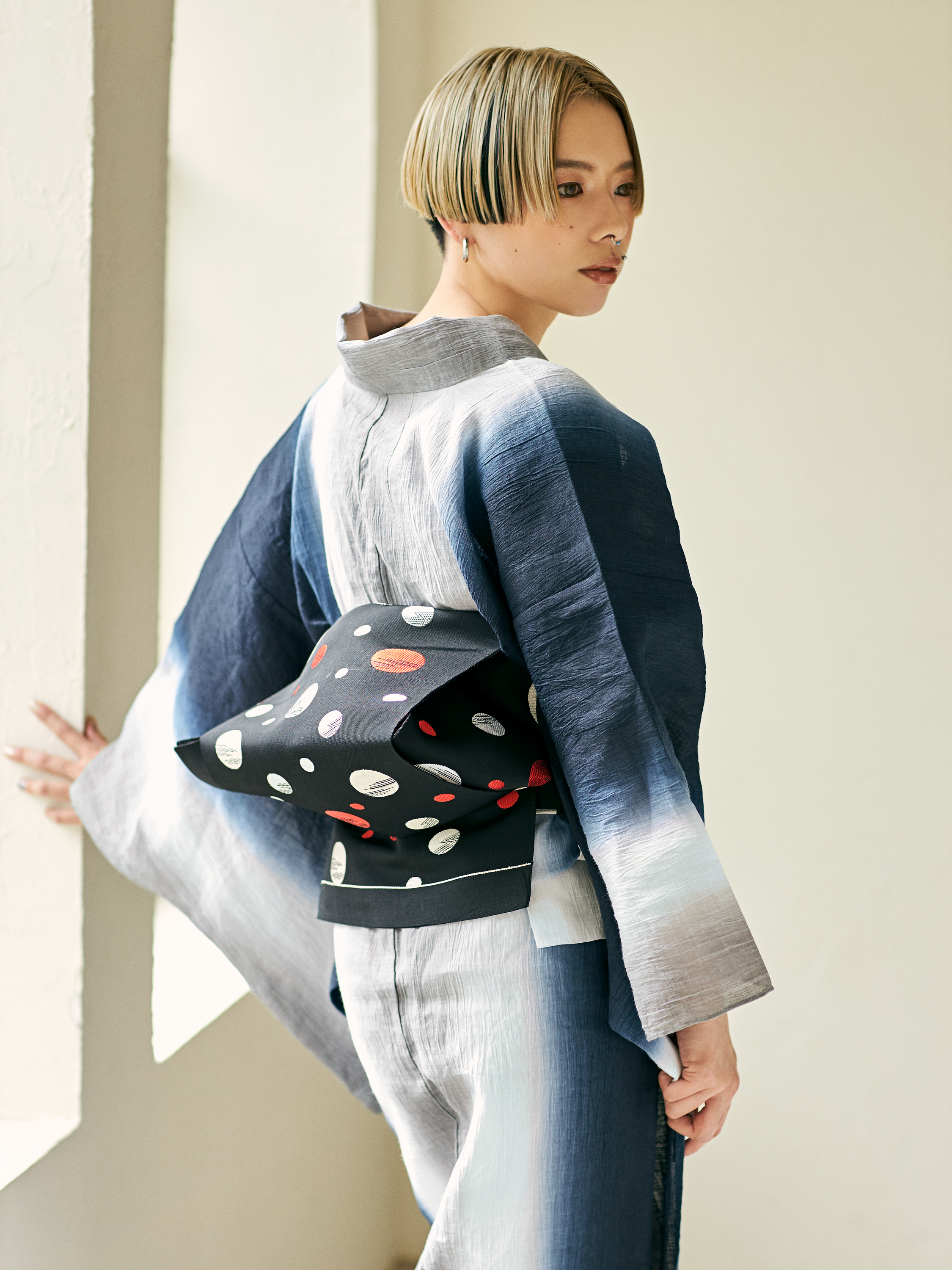 着物|近江縮|グラデーション かつお グレー〜白〜紺|SLADKY|単衣