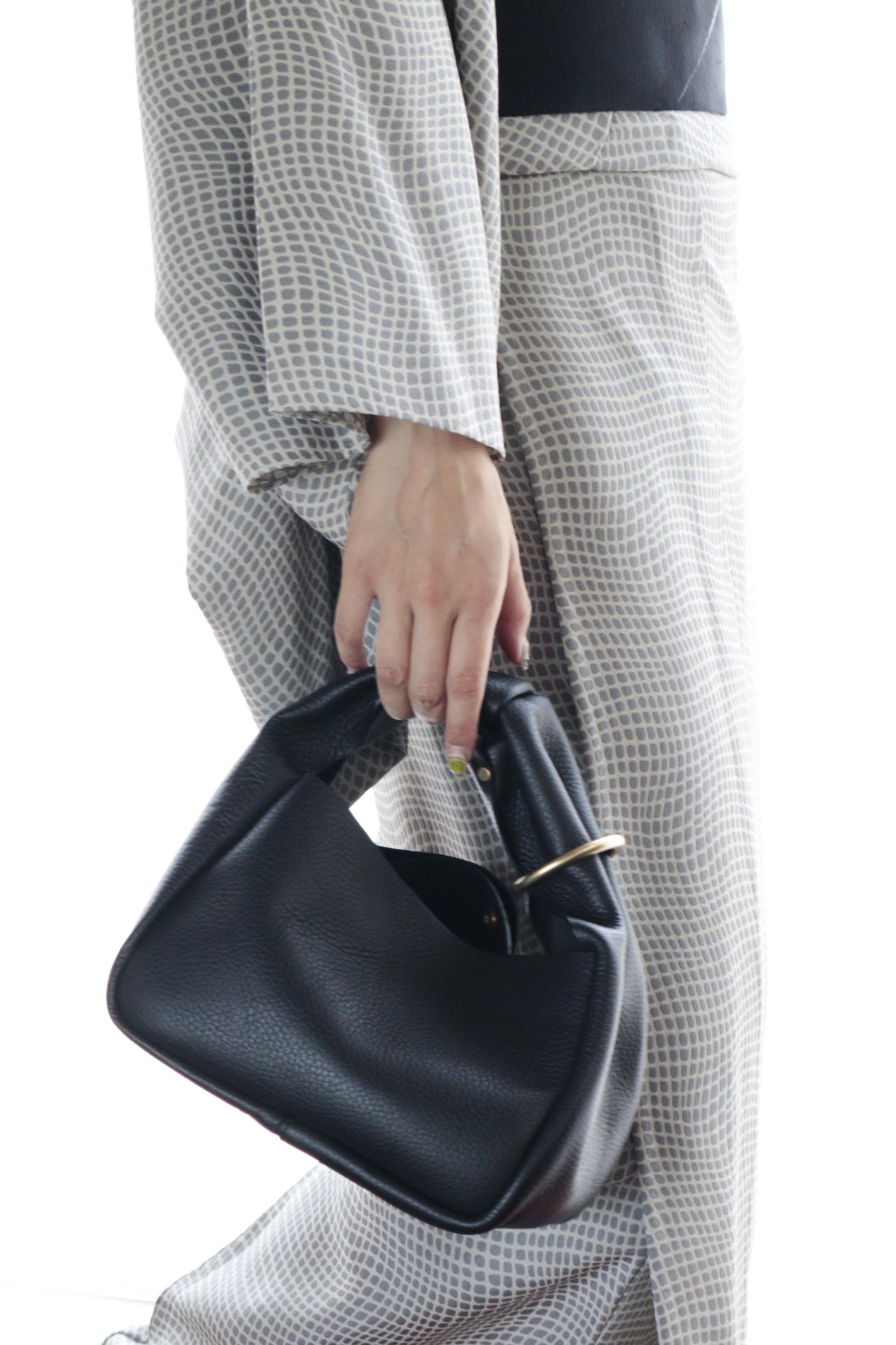 CUBE RING MUFF BLACK ブラック (MARROW マロー):バッグ