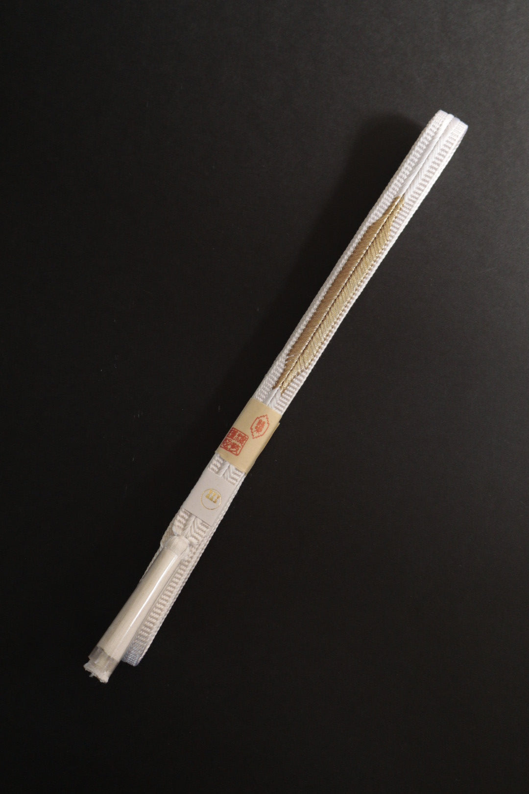 Obi-jime (sash band) with bamboo and leaf tassels, white/gold (Wataka)