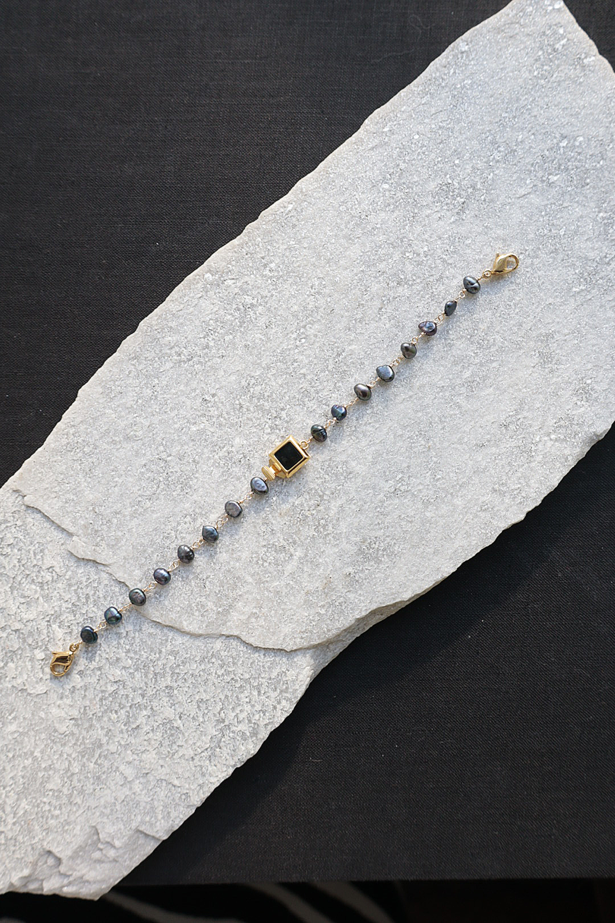 羽織紐|ブレスレット|クラスプ スクエアゴールド × ブラックパール|ecoRAL