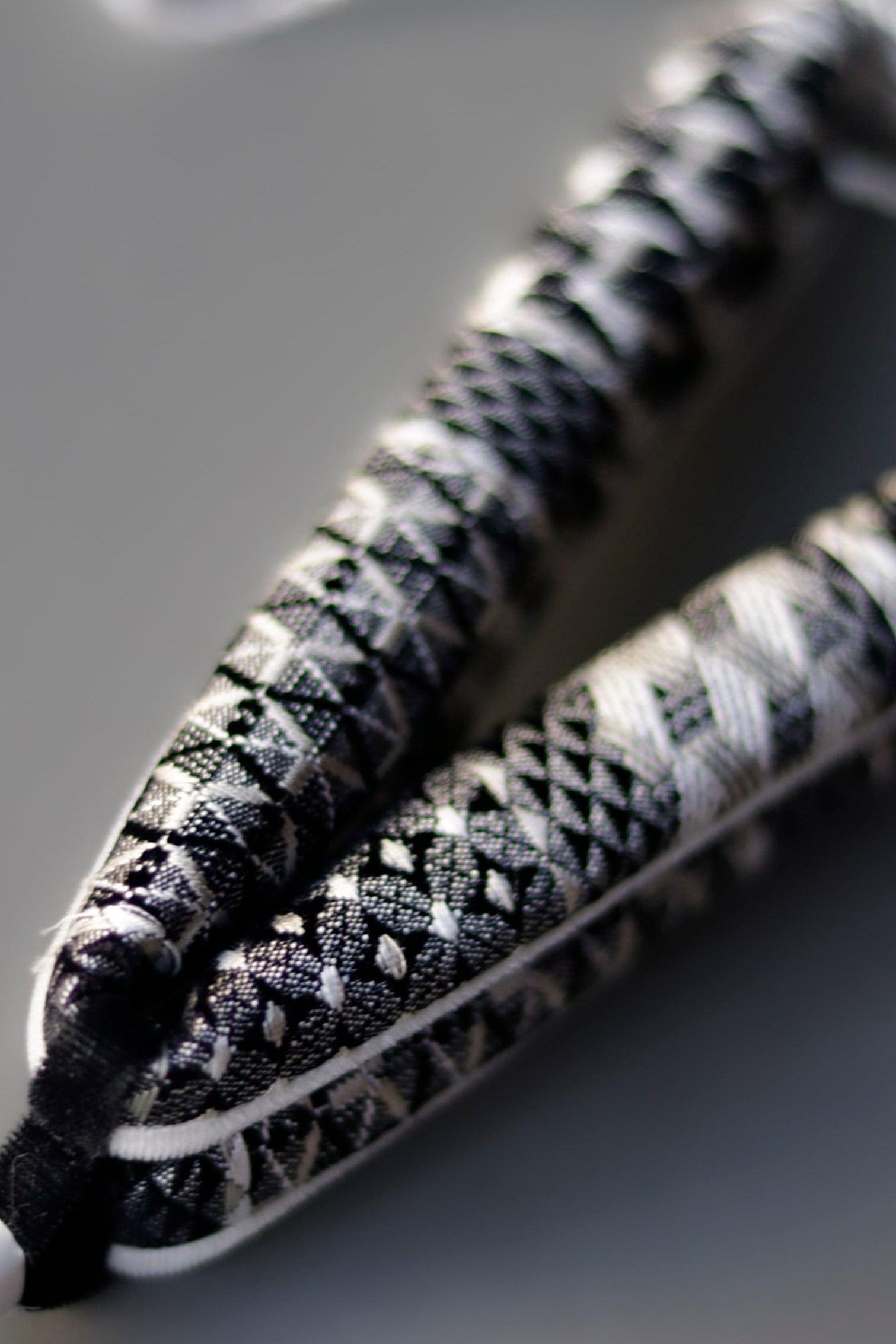 【受注生産】下駄|ぽっくり 黒塗り/籠 編段亀甲 |KAPUKI × 西村織物