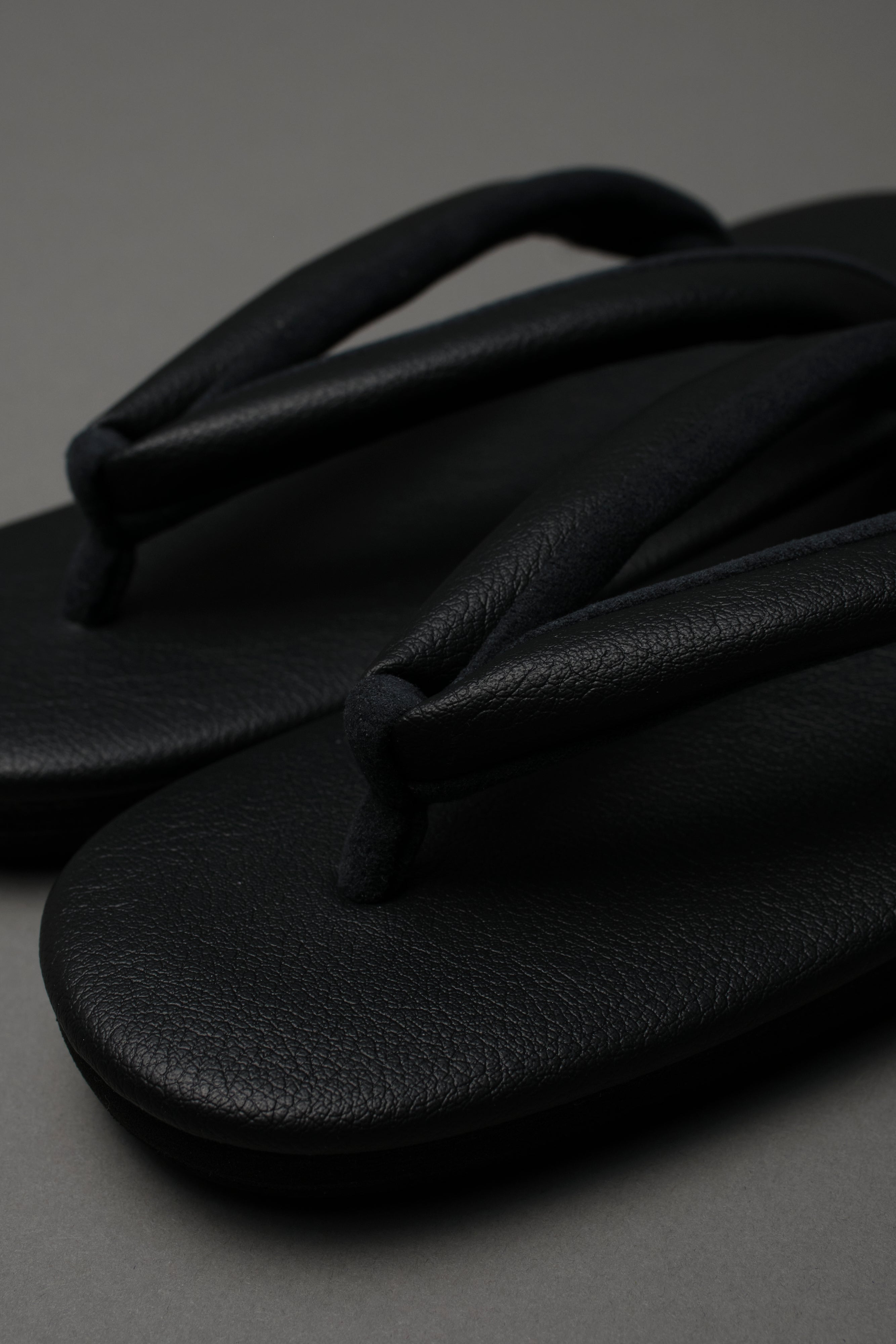 Cafe Zori All Black (Karen Blosso): Sandals | Condolences