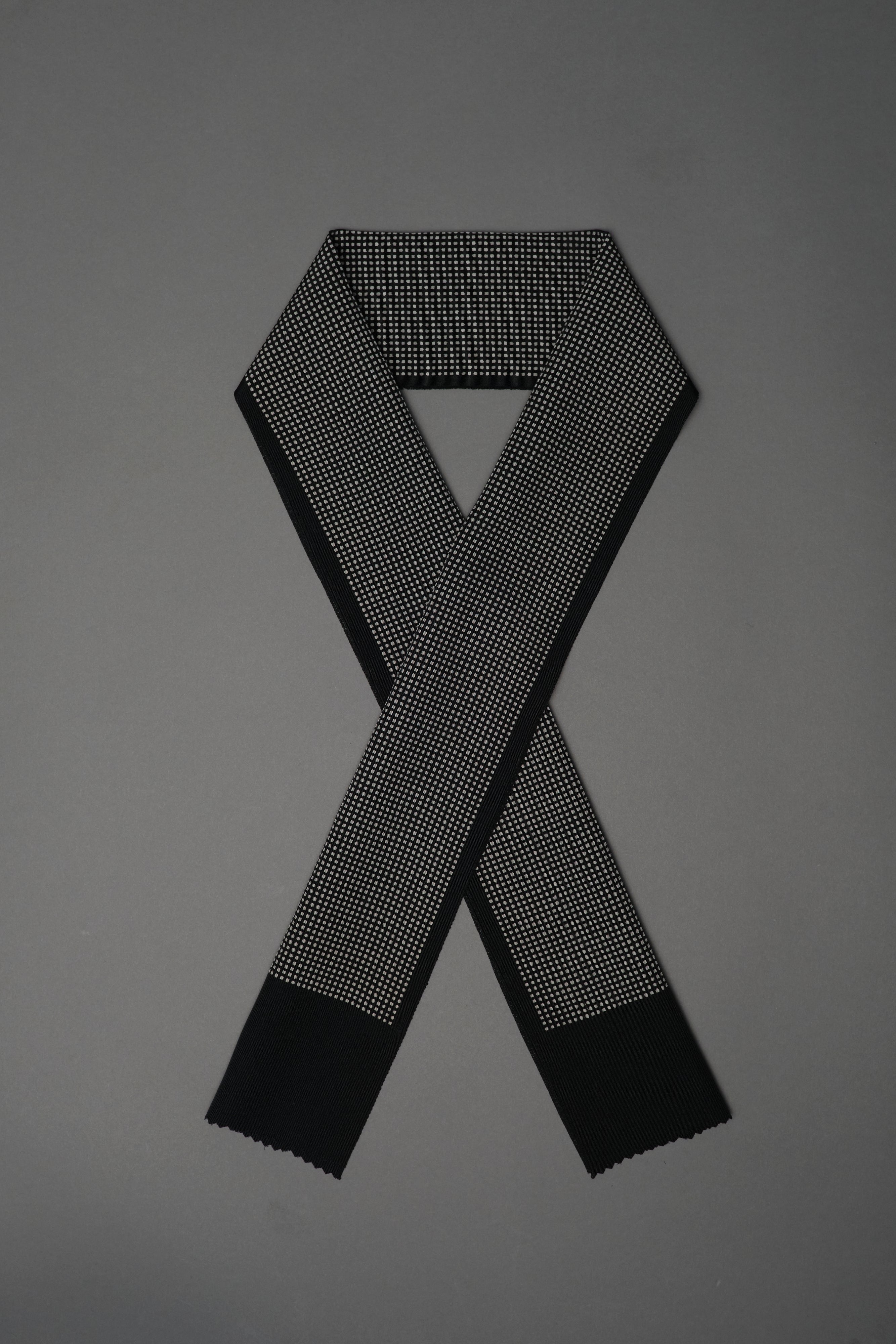 Washable half-collar with square weave, black (Erihide): Half-collar | Pure silk