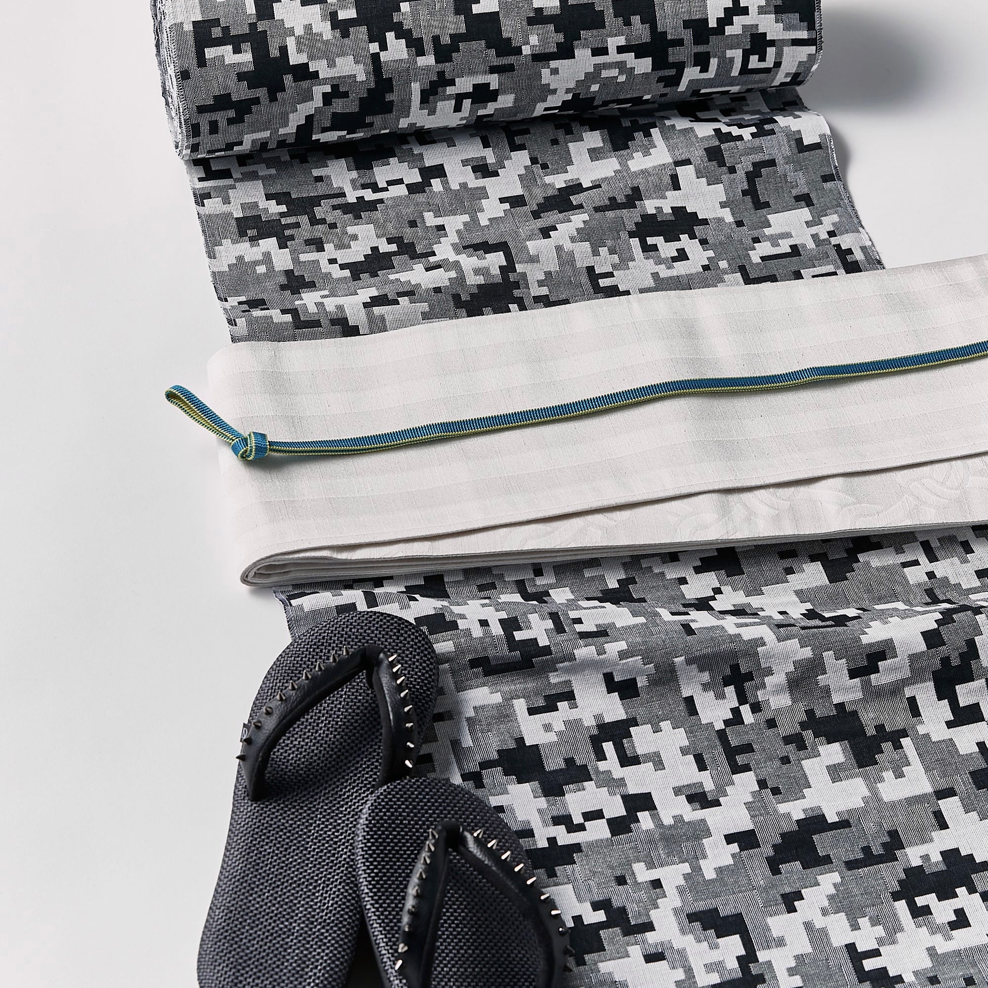 Rice-woven Komon Mosaic Black and White: Cotton | Kimono | Single-layer Kimono
