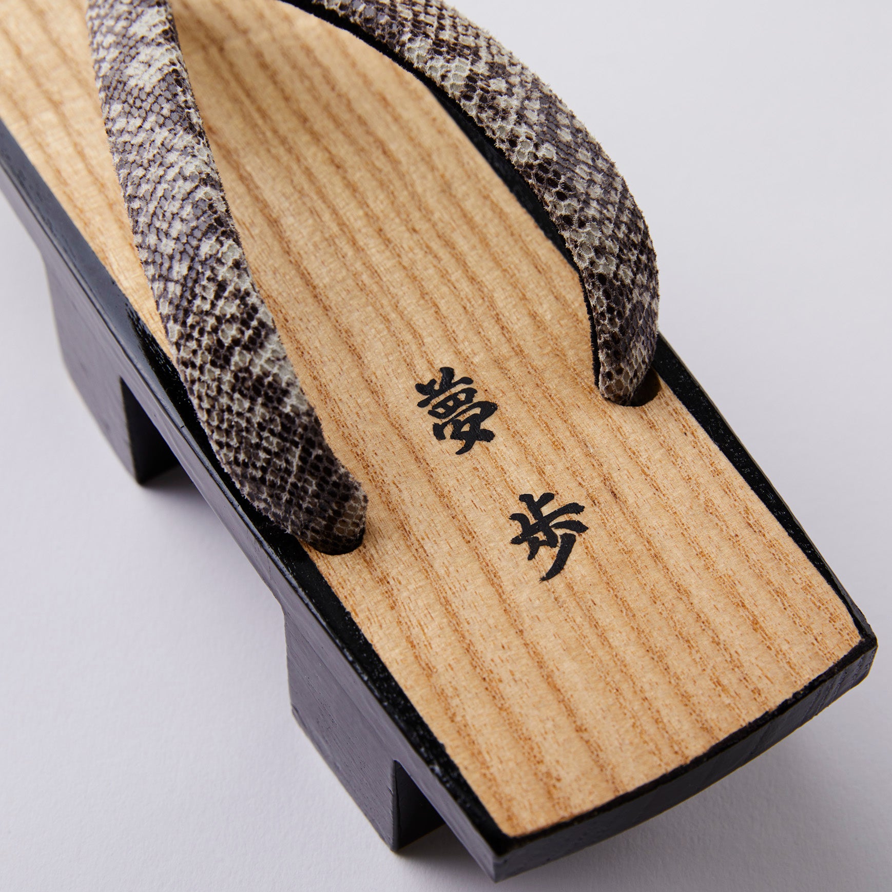 White wood, gold (KAPUKI): Geta