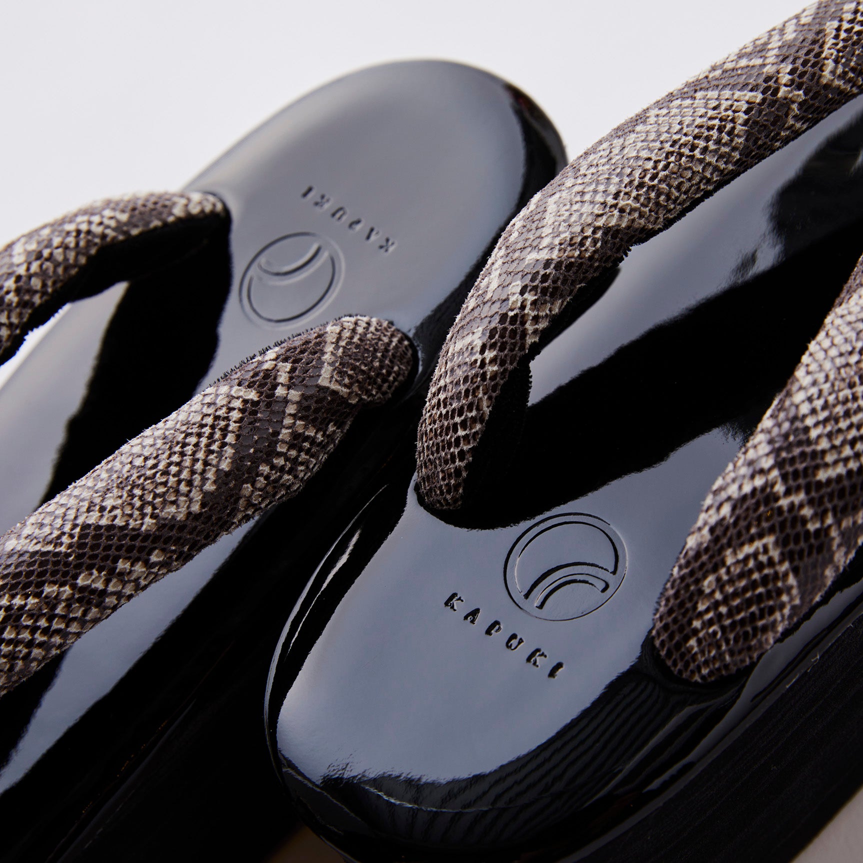 厚底草履 蛇(菱屋×KAPUKI):カレンブロッソ|草履