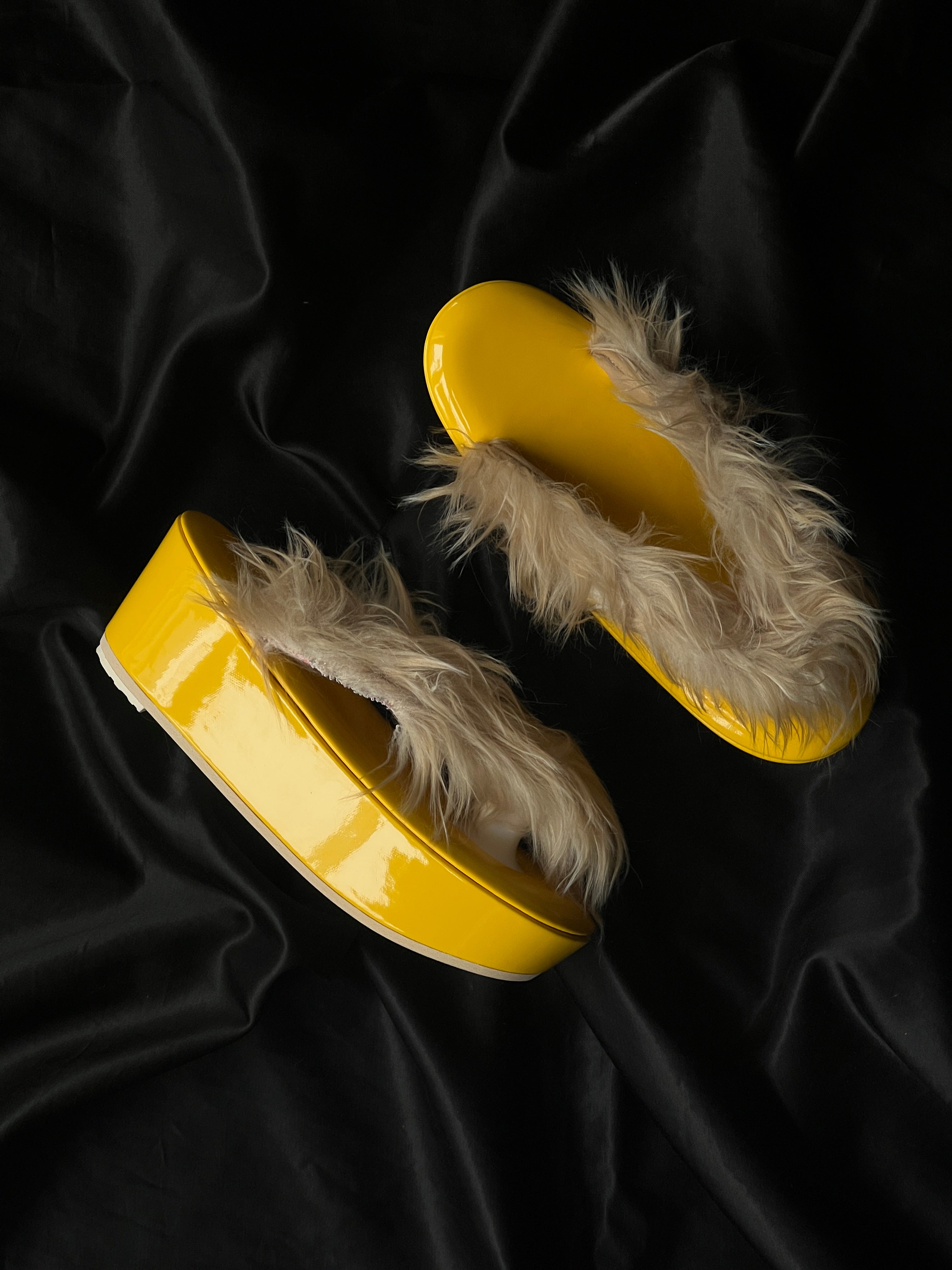 Faux fur red/enamel red (KODORI): sandals