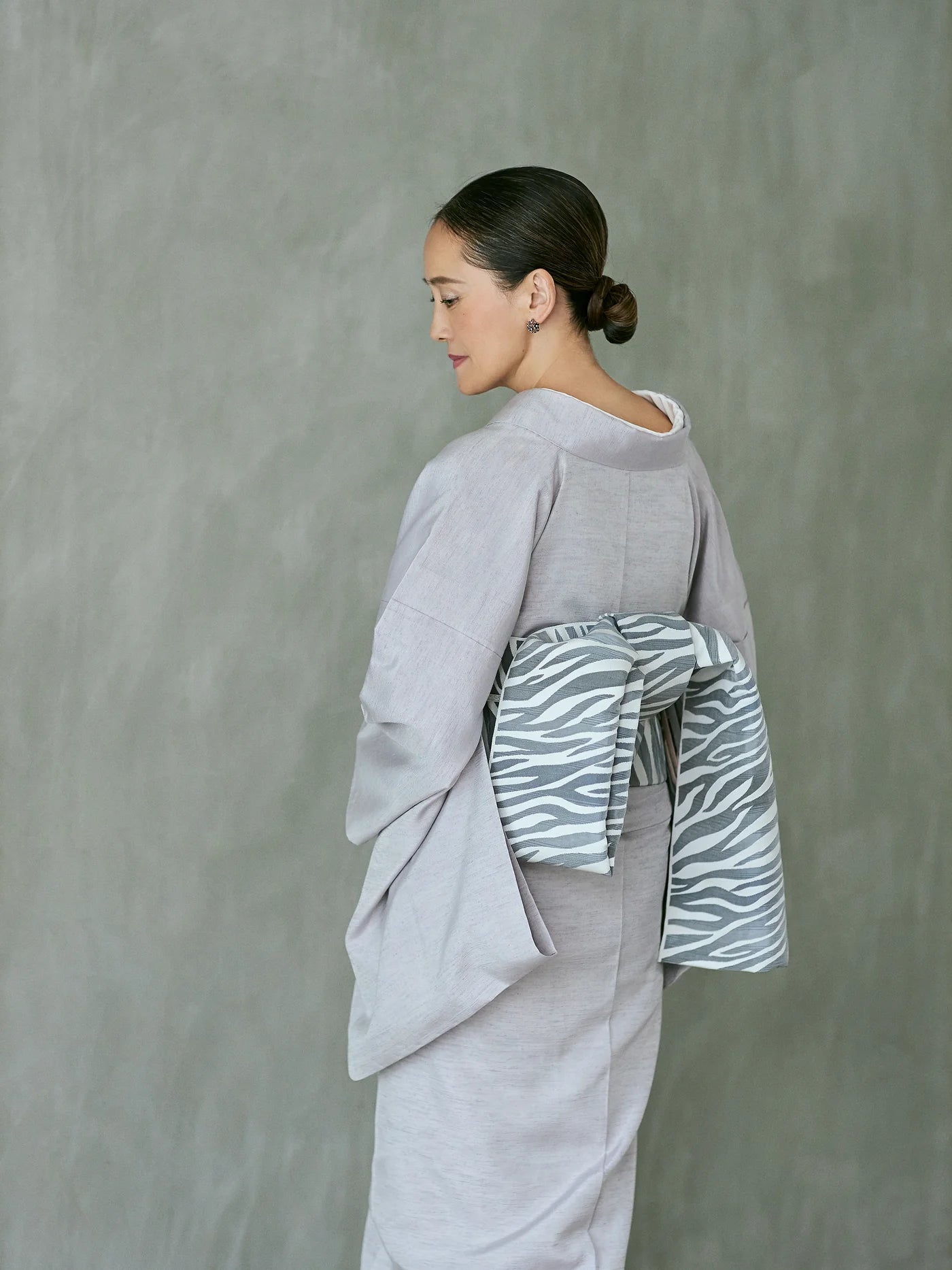 Matelasse Zebra White (Kuroki Orimono): Nagoya Obi | 8 Sun | Hakata Ori | Pure Silk (tailoring fee included)