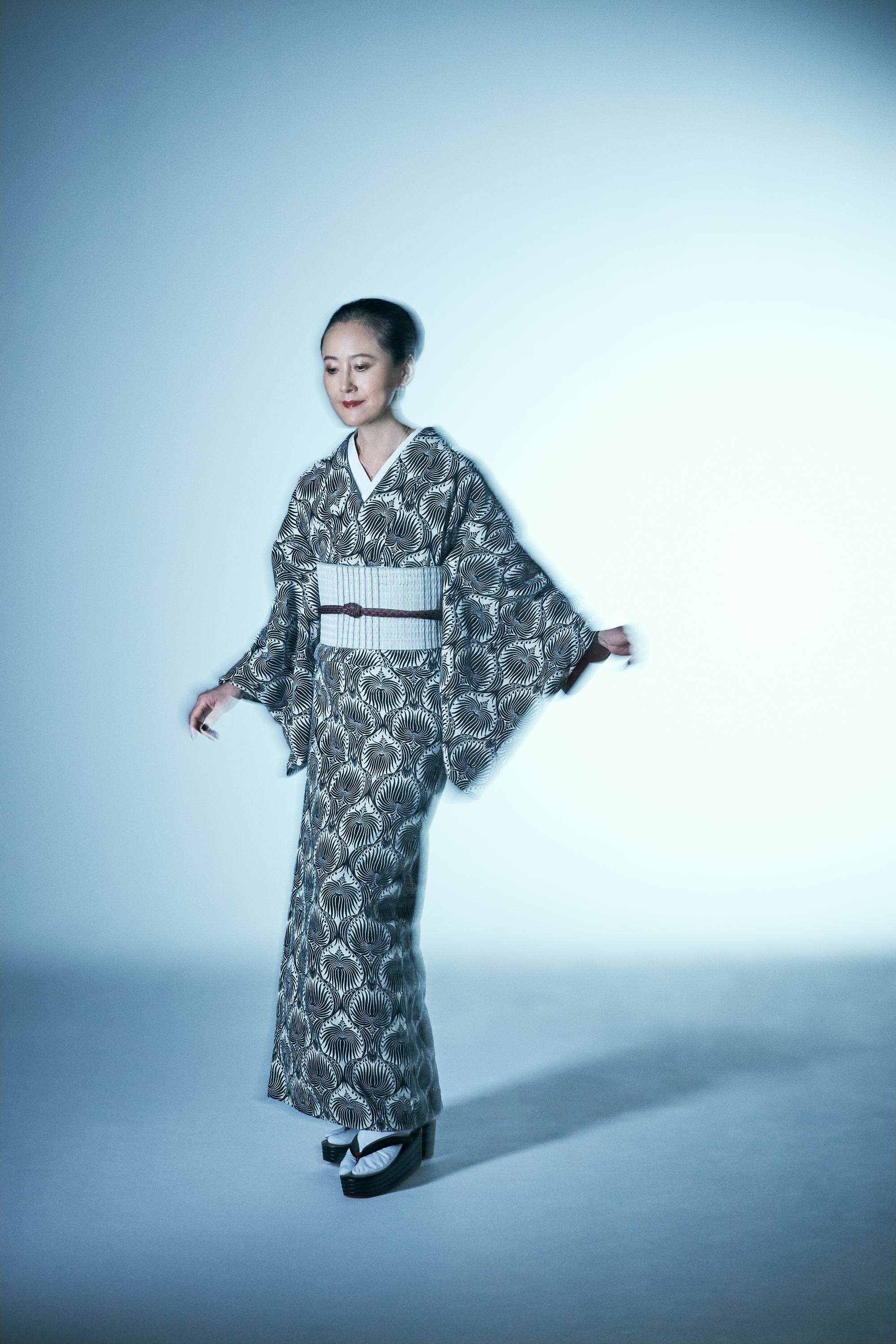 麻世妙 アラベスク紋様 白×黒（誉田屋源兵衛）：大麻布｜着物