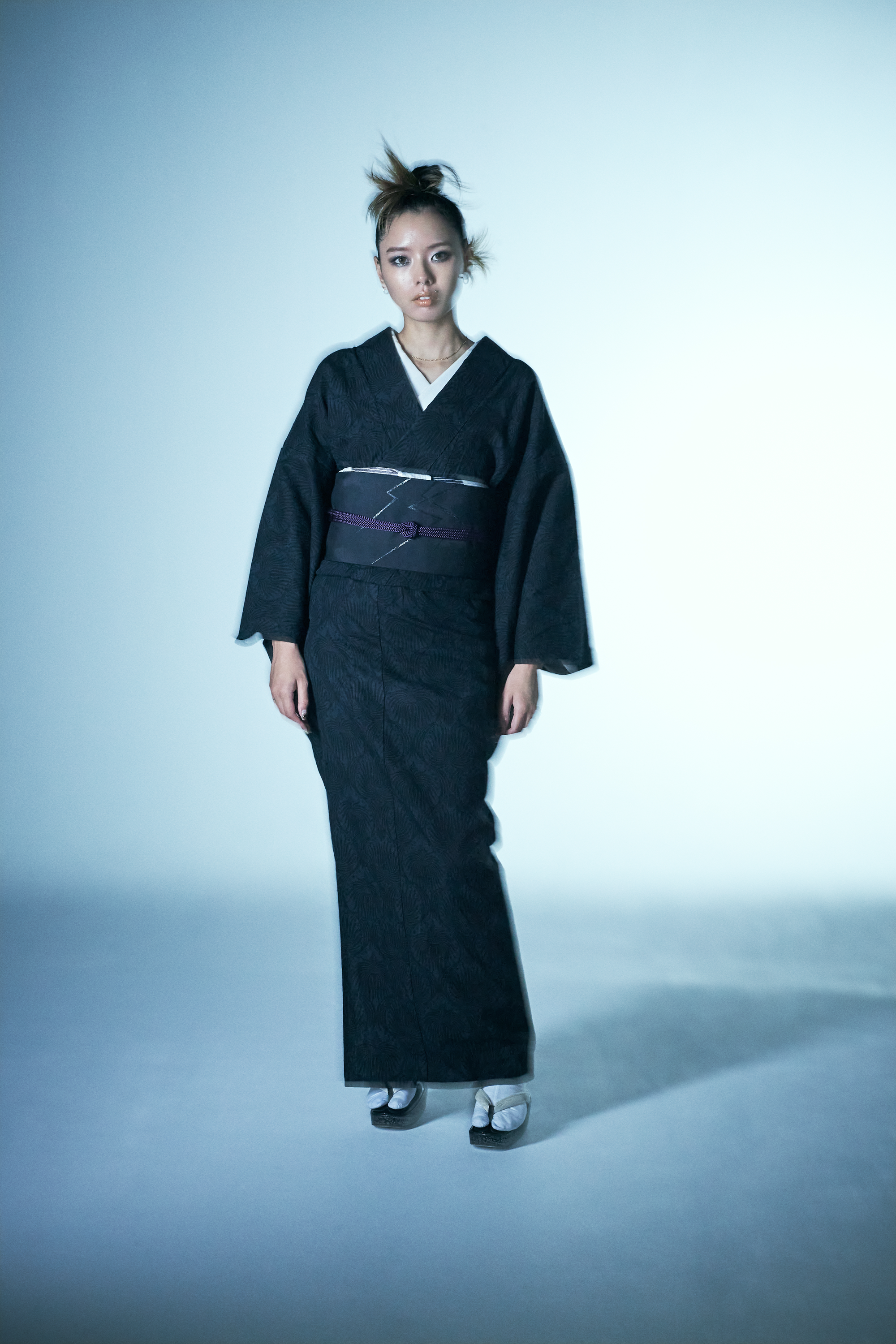 麻世妙 アラベスク紋様 黒／黒（誉田屋源兵衛×KAPUKI別注）：大麻布｜着物