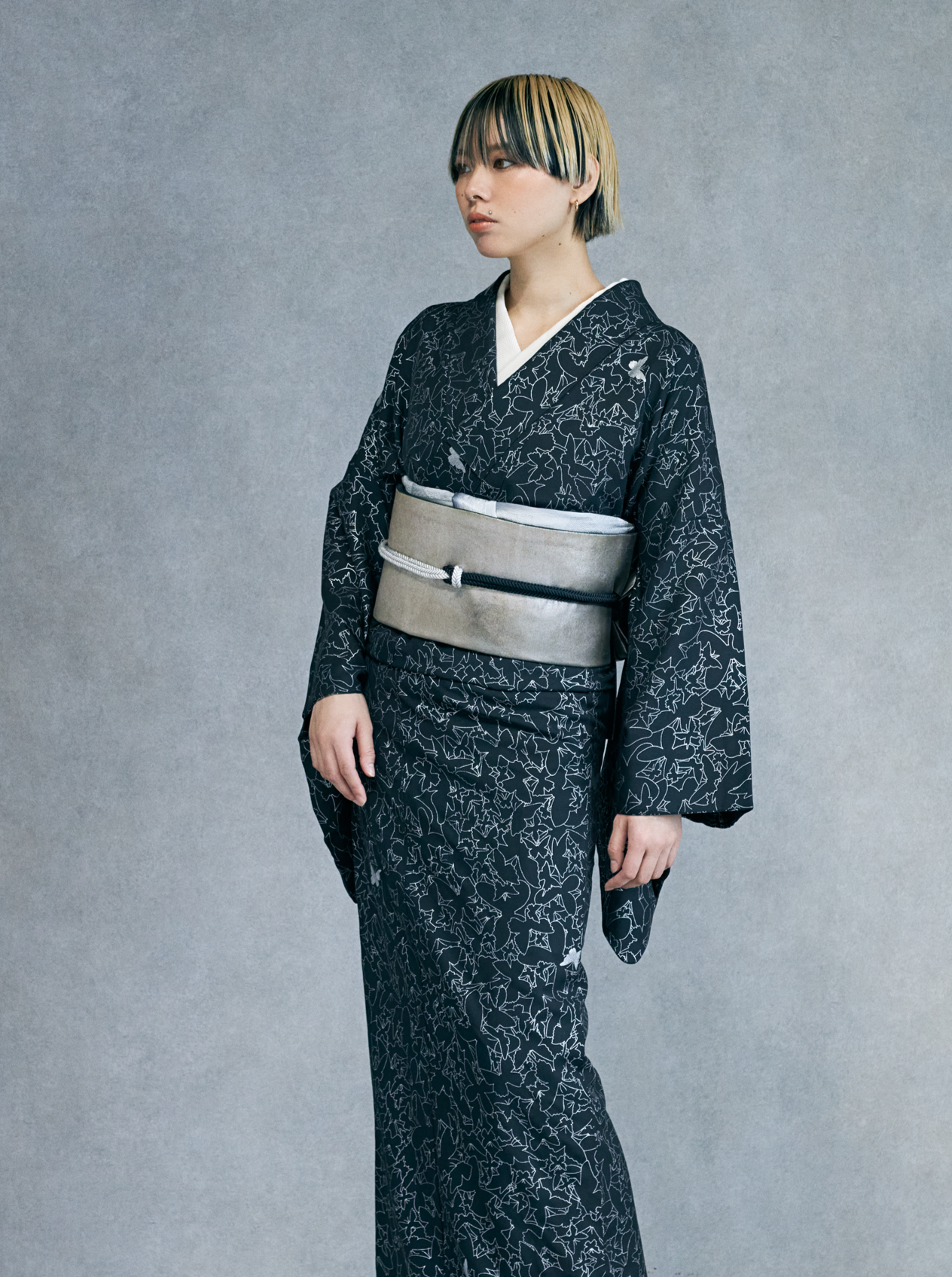 Butterfly Dance Black (Kondaya Genbei): Small pattern | Kimono | Pure silk | Silver leaf | Ink (sewing fee included) 