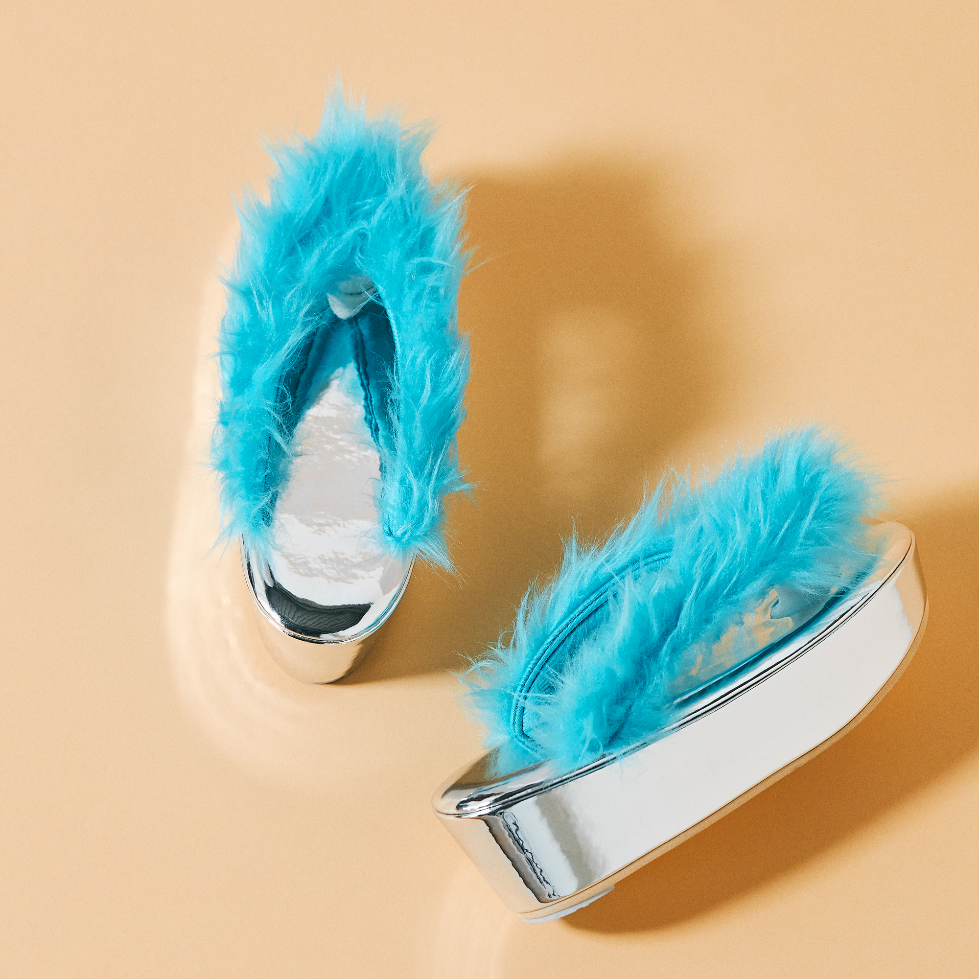 Silver enamel x blue fur (KODORI): sandals