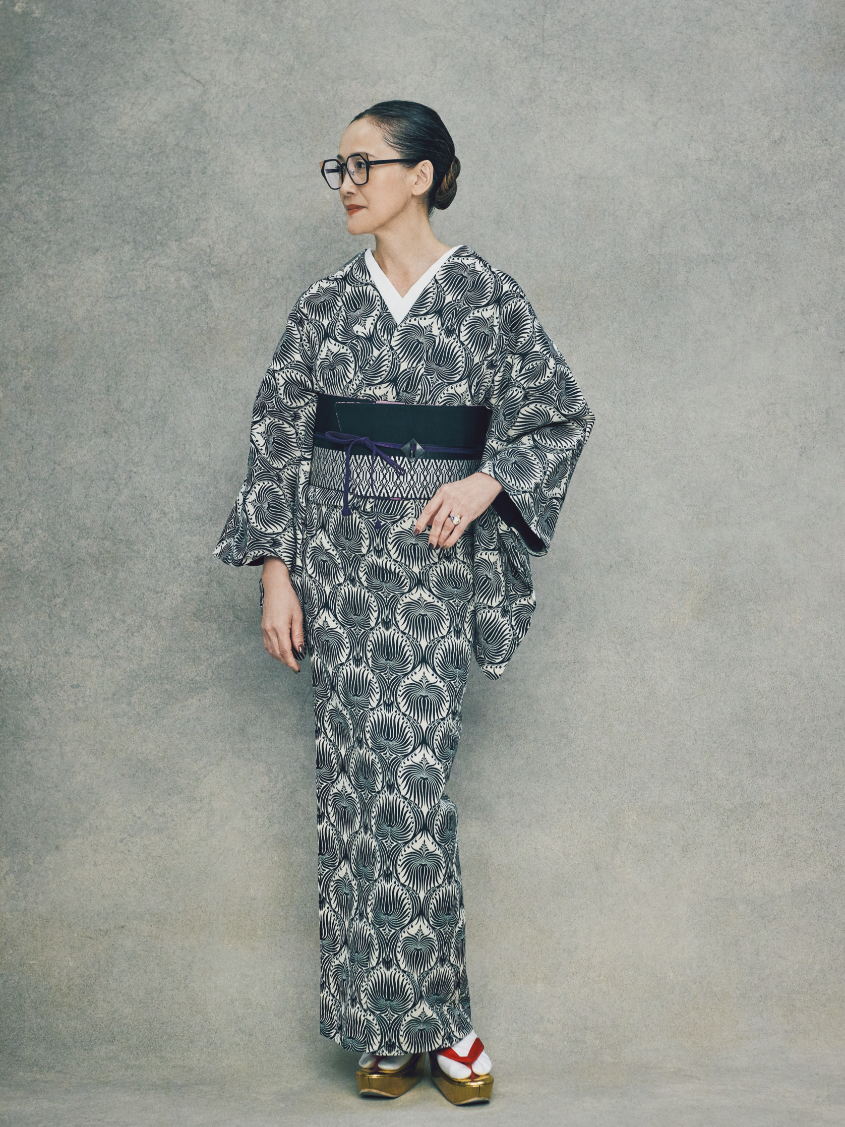 Asayo Arabesque pattern, white x black (Komidaya Genbei): Taima cloth | Kimono