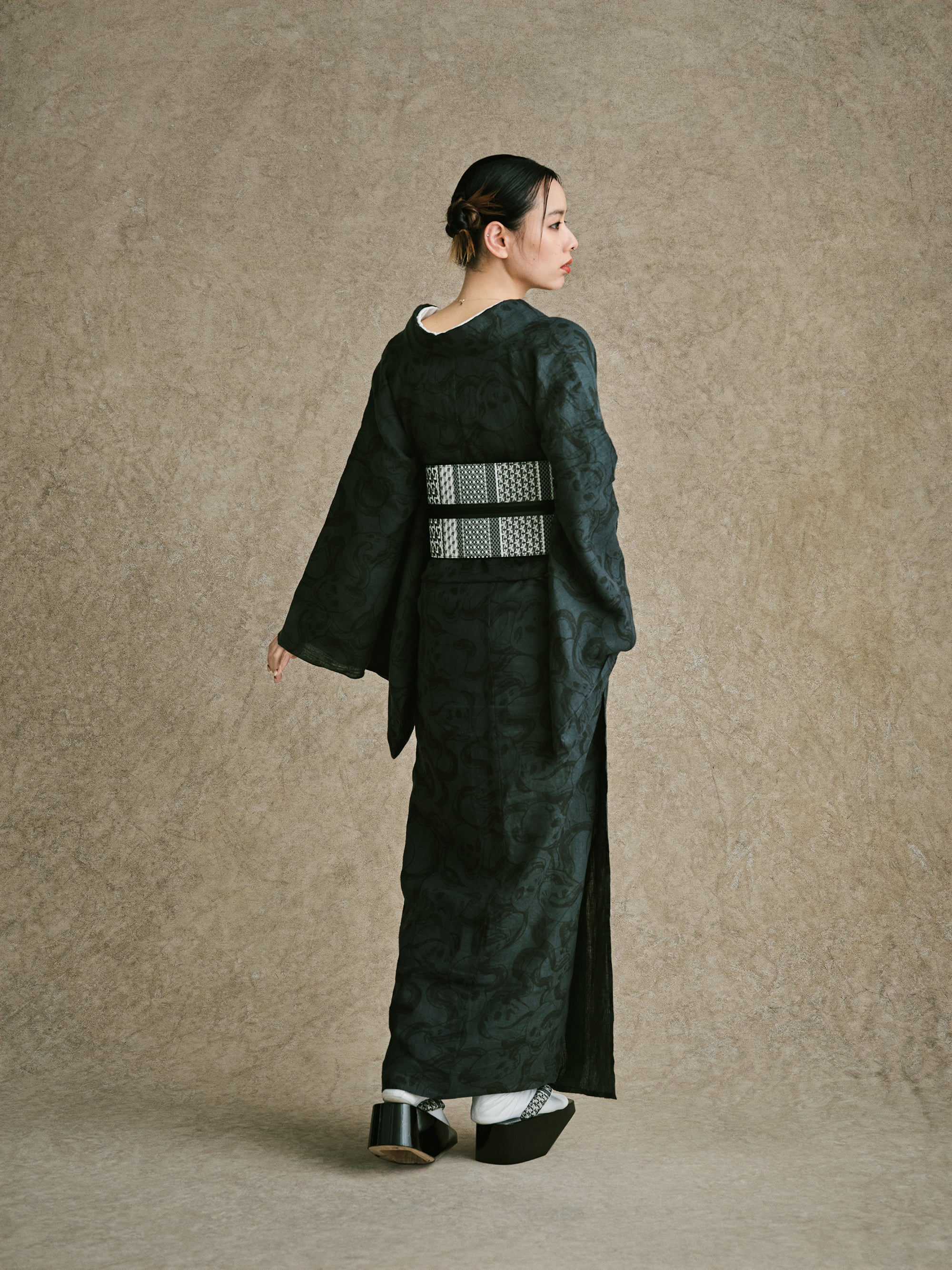 【未使用】 ケイタマルヤマ 刺繍 袷着物 炭黒 KIMONOMACHI 洗える着物 袷着物単品「ストライプブーケ プラム