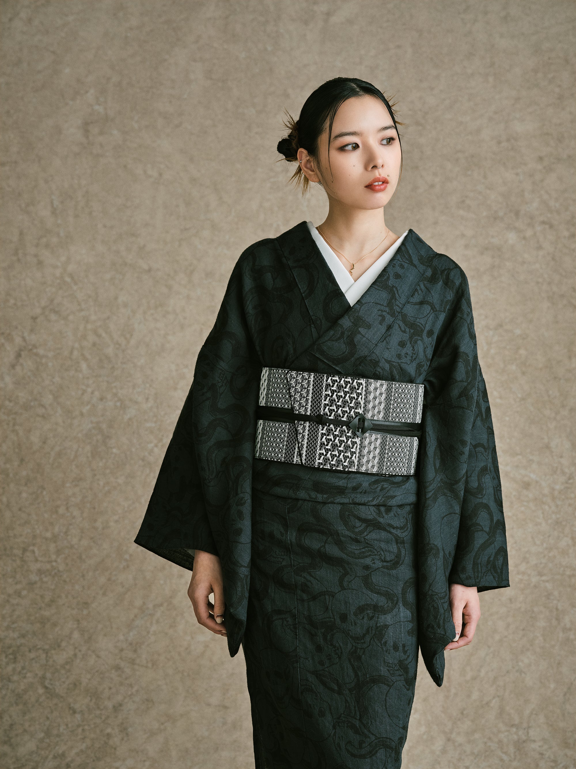 【未使用】 ケイタマルヤマ 刺繍 袷着物 炭黒 着物｜麻世妙｜蛇と髑髏 黒／黒｜KAPUKI × 誉田屋源兵衛