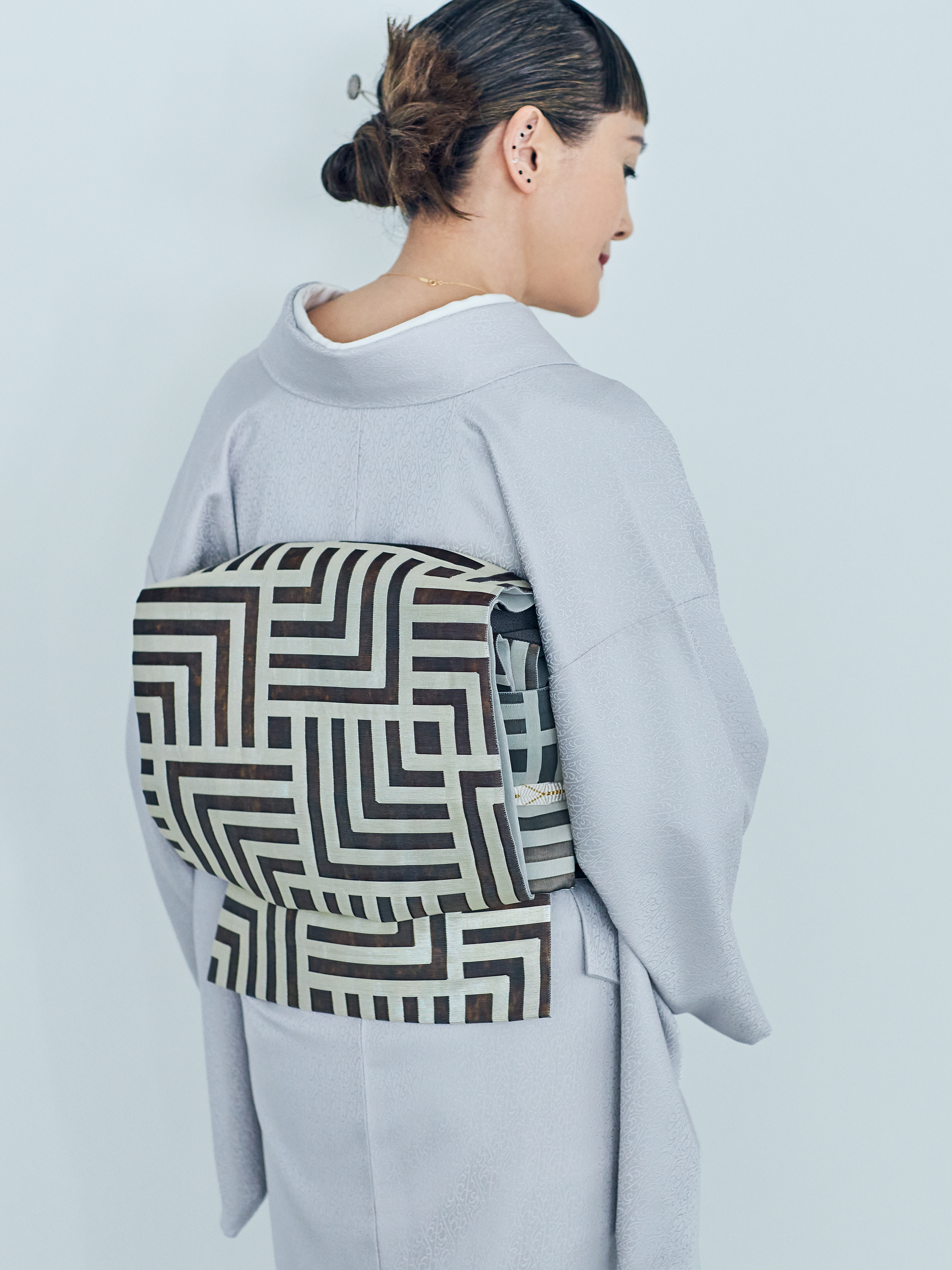 Solid-colored kimono with a standing wave dragon and arabesque pattern, gray (Komutaya Genbei): Kimono