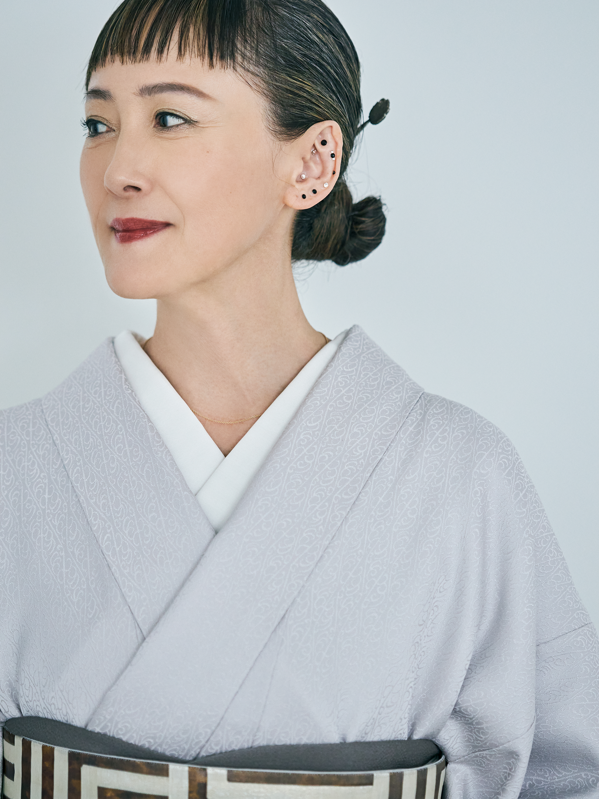 Solid-colored kimono with a standing wave dragon and arabesque pattern, gray (Komutaya Genbei): Kimono