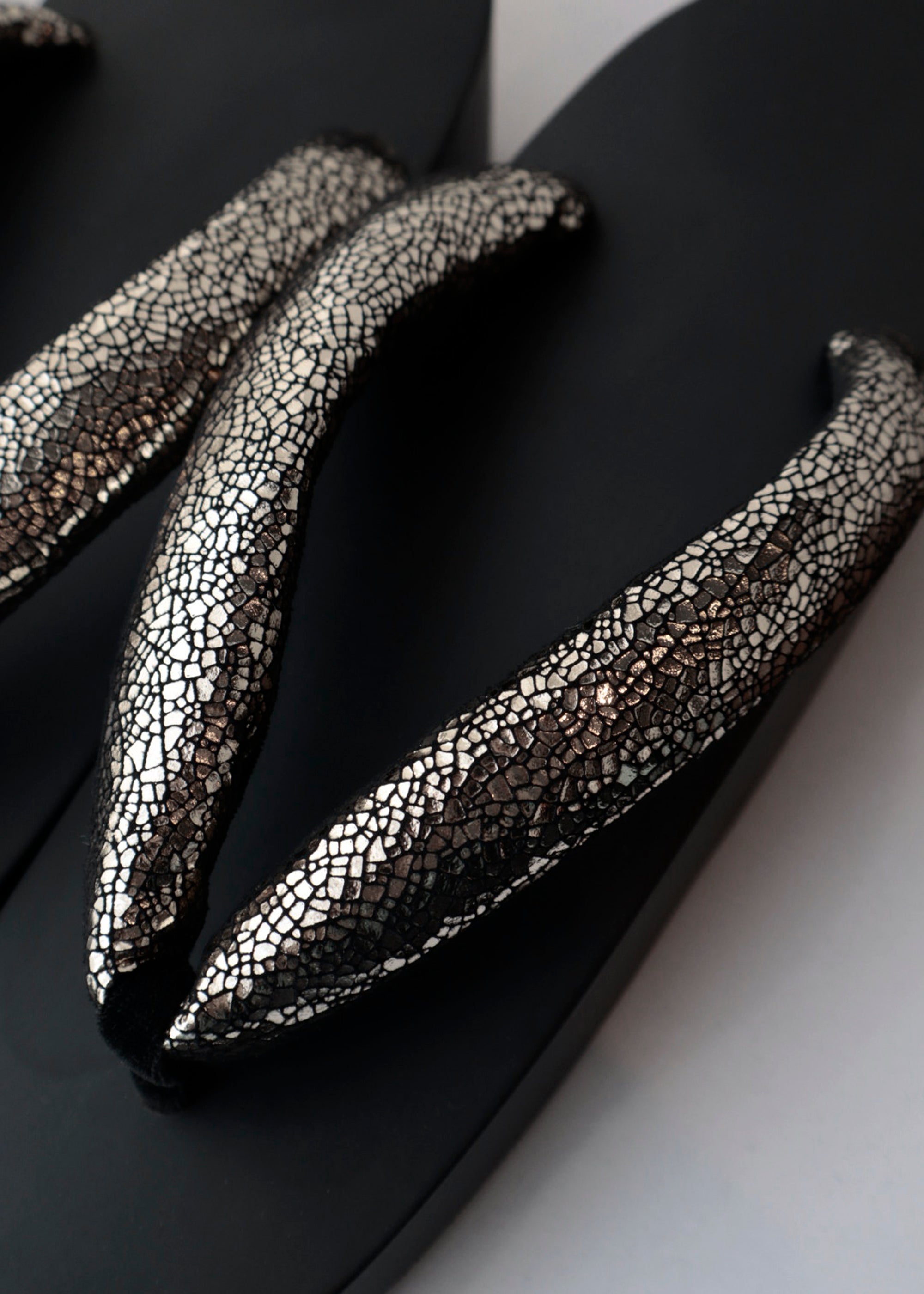 [Made to order] Boat-shaped, black, gold straps: Geta