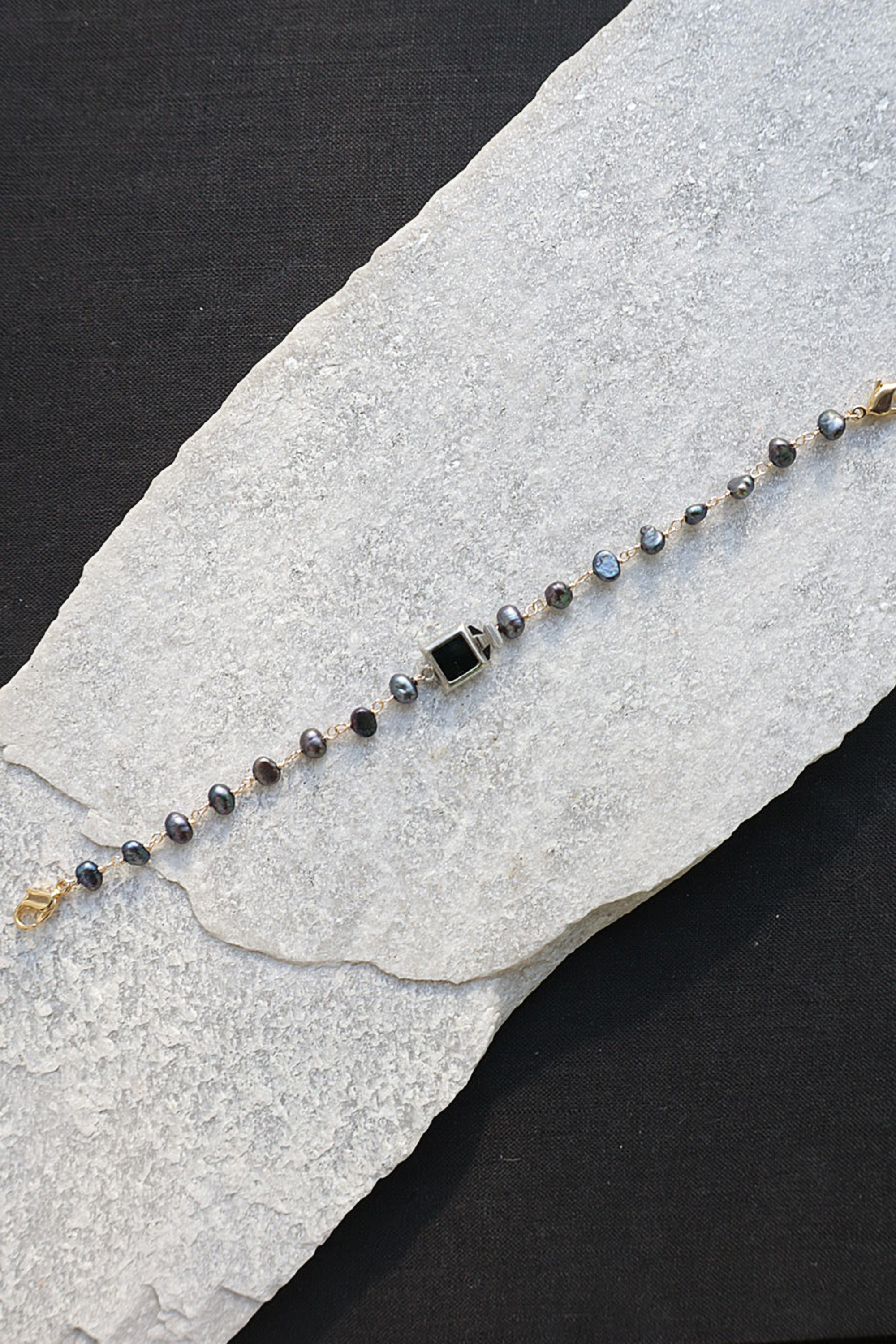 羽織紐｜ブレスレット｜クラスプ スクエアシルバー × ブラックパール｜ecoRAL