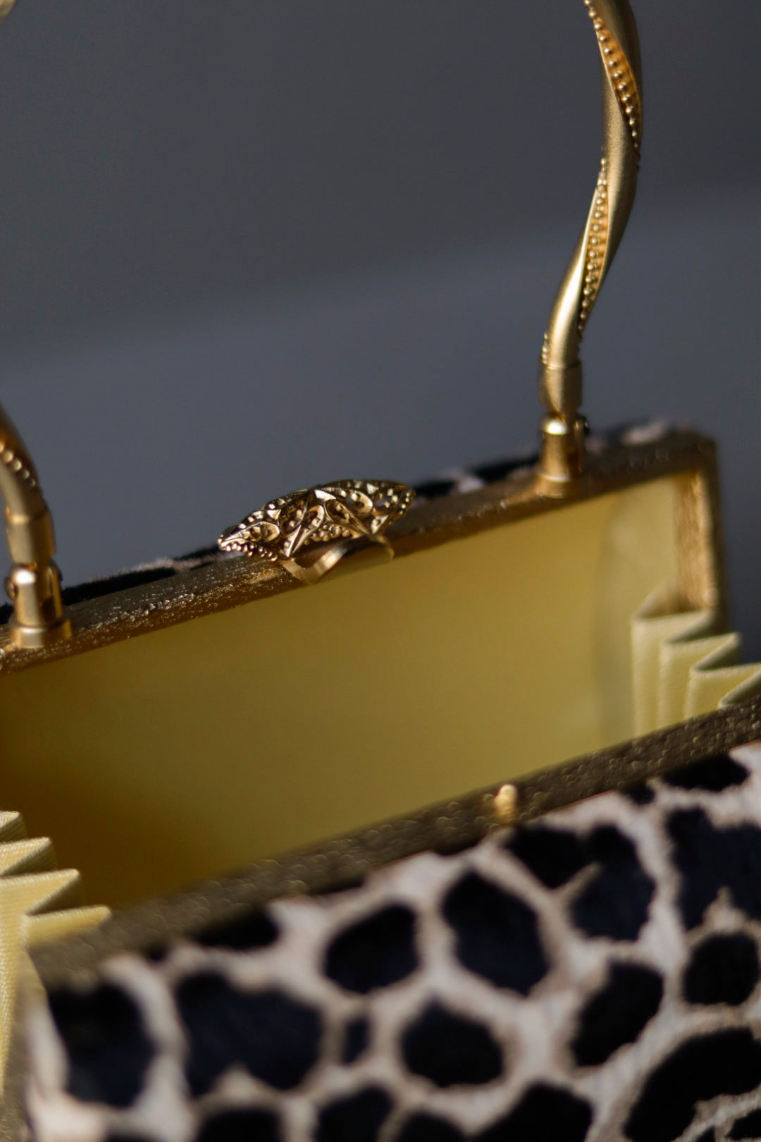 Bag “Hand Carved Fan Clutch Vintage Clear” DOUGLASPOON
