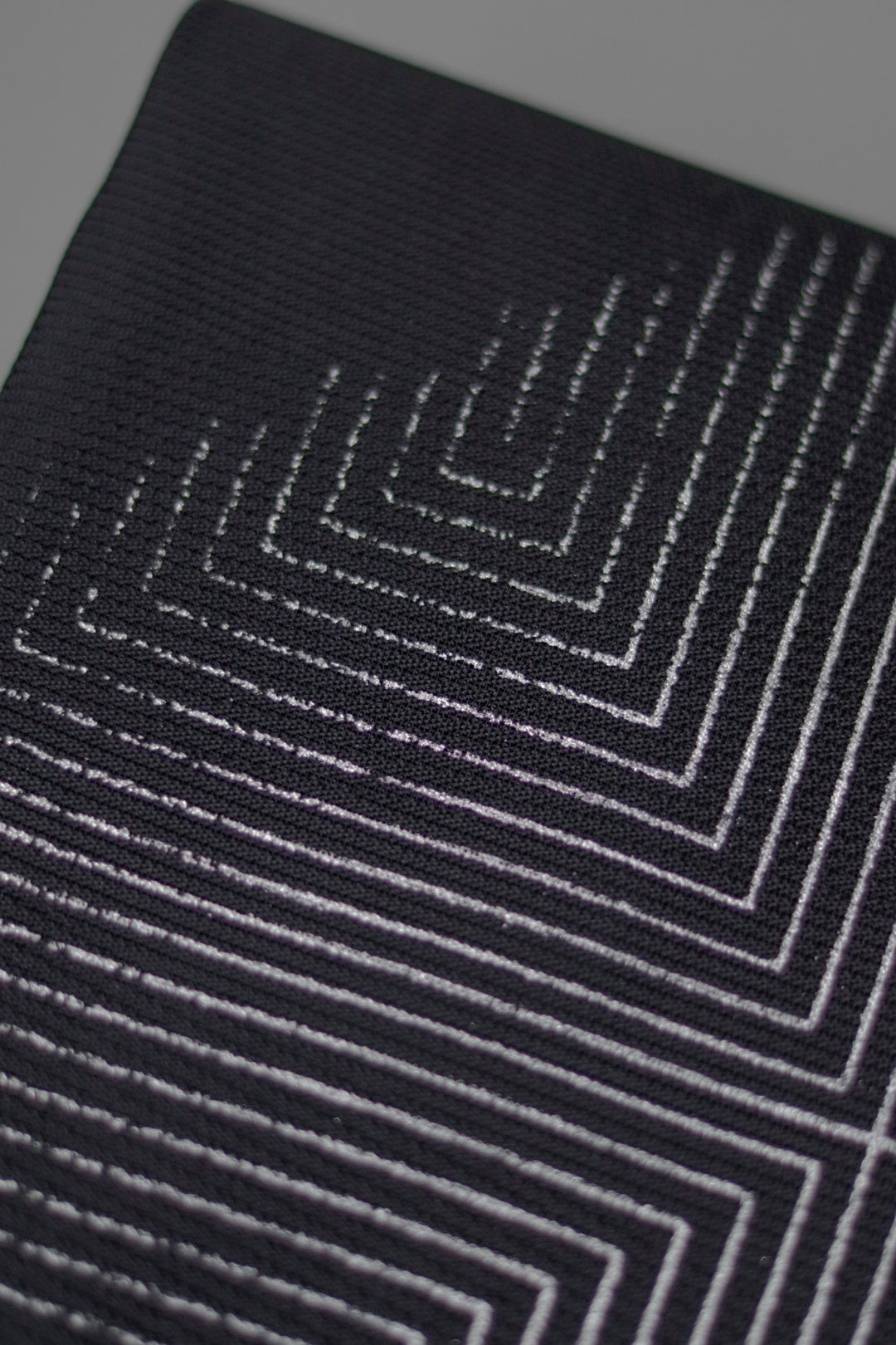 【未使用】名古屋帯　黒帯　菱文様 Online限定（仕立済／即納品）【風通経錦 サロメ松菱文様／九寸名古屋