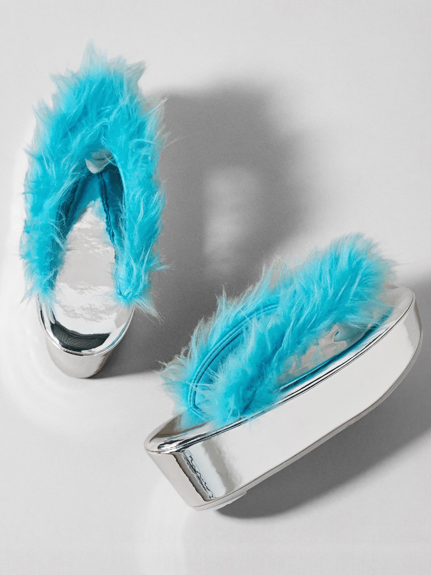 Kodori Silver enamel x blue fur: sandals