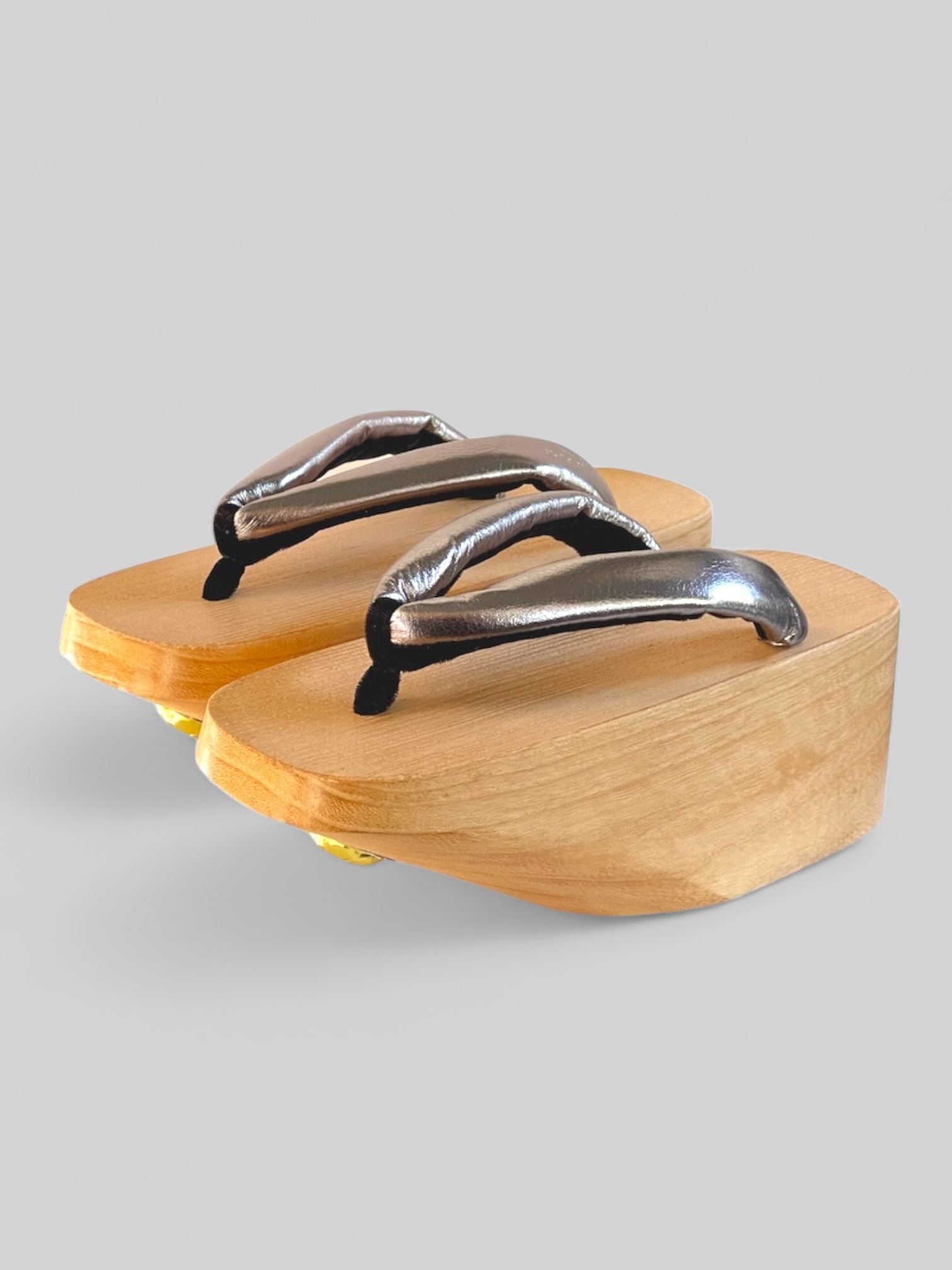 White wood pokkuri metallic silver (KAPUKI): Geta