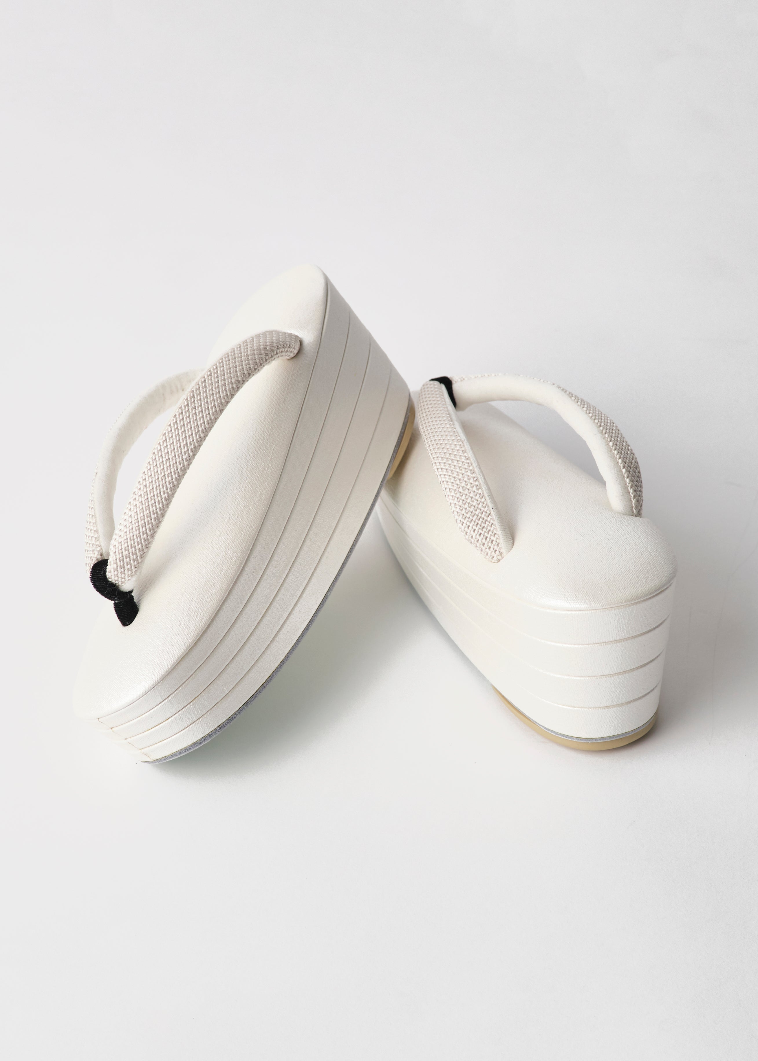 White cotton four-layer sandals (Japanese accessories Sakura x KAPUKI): Sandals | Distribution