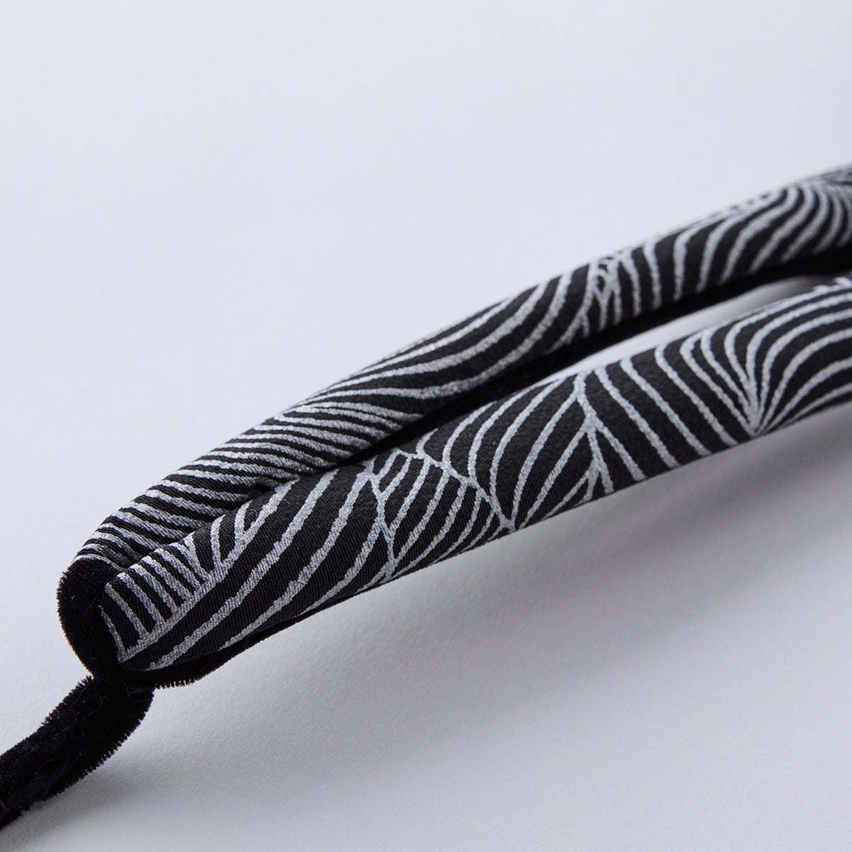 Nose Strap KAPUKI Original Shape Ume "Rough Wave" Pure Silk Edo Komon Silver Leaf